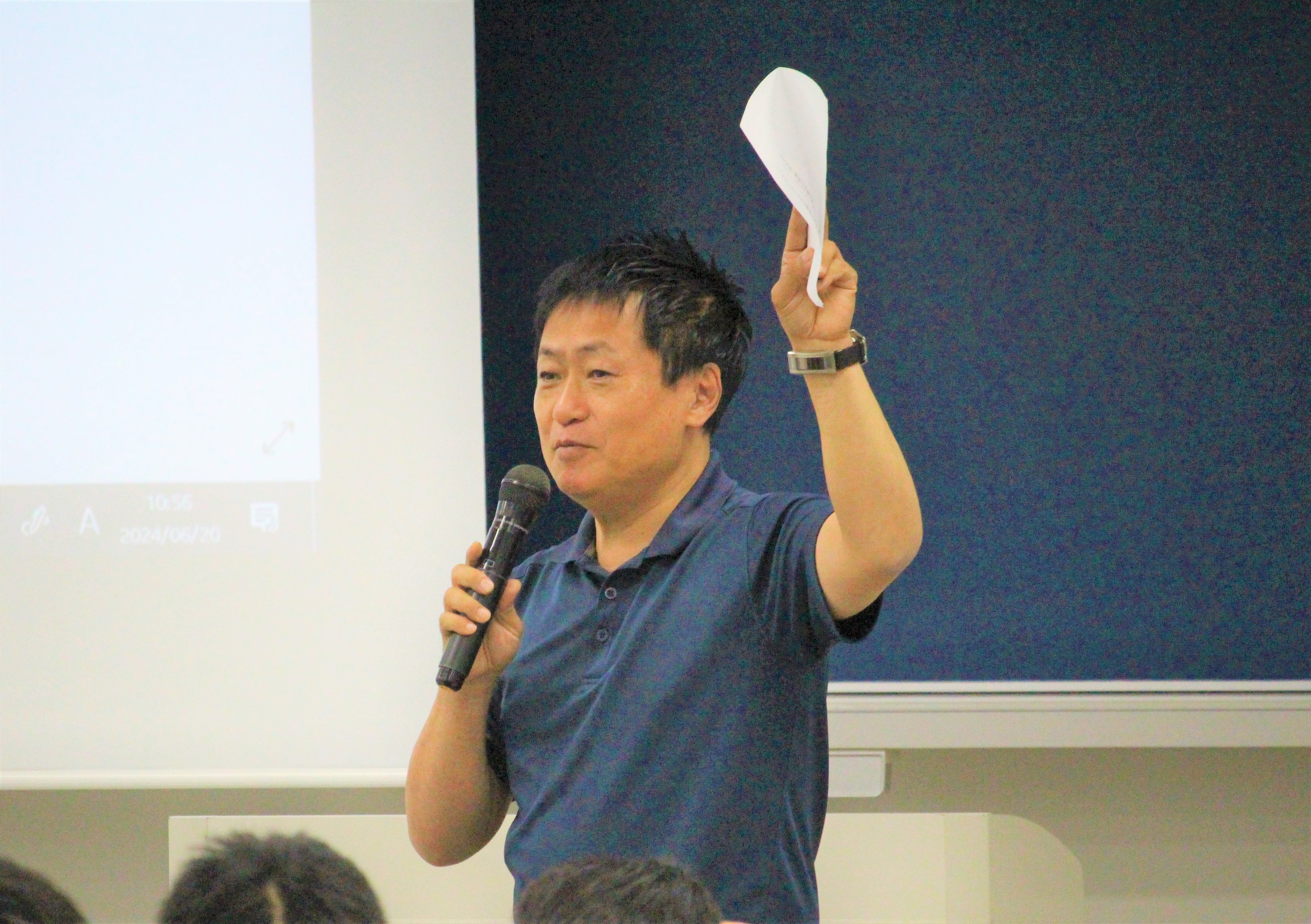 6／20の授業では、豊島区議会議員のさくま一生氏が講演