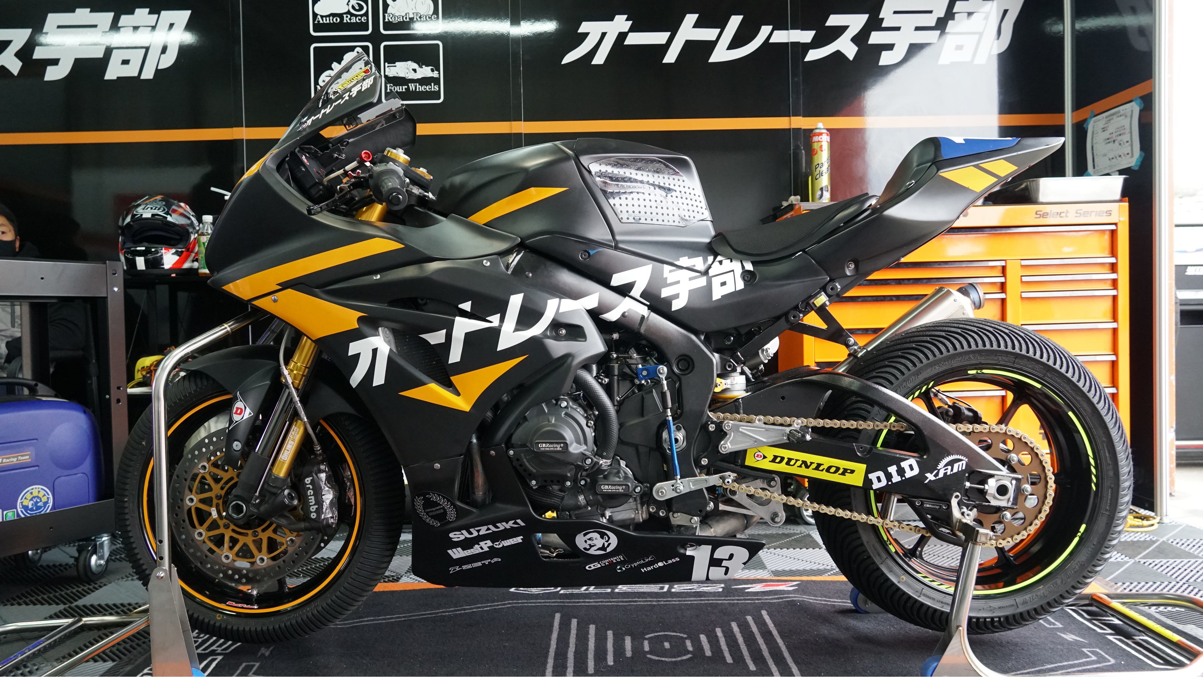 ST 1000クラスへ参戦するスズキGSX-R1000 ハドラスロゴは車体下