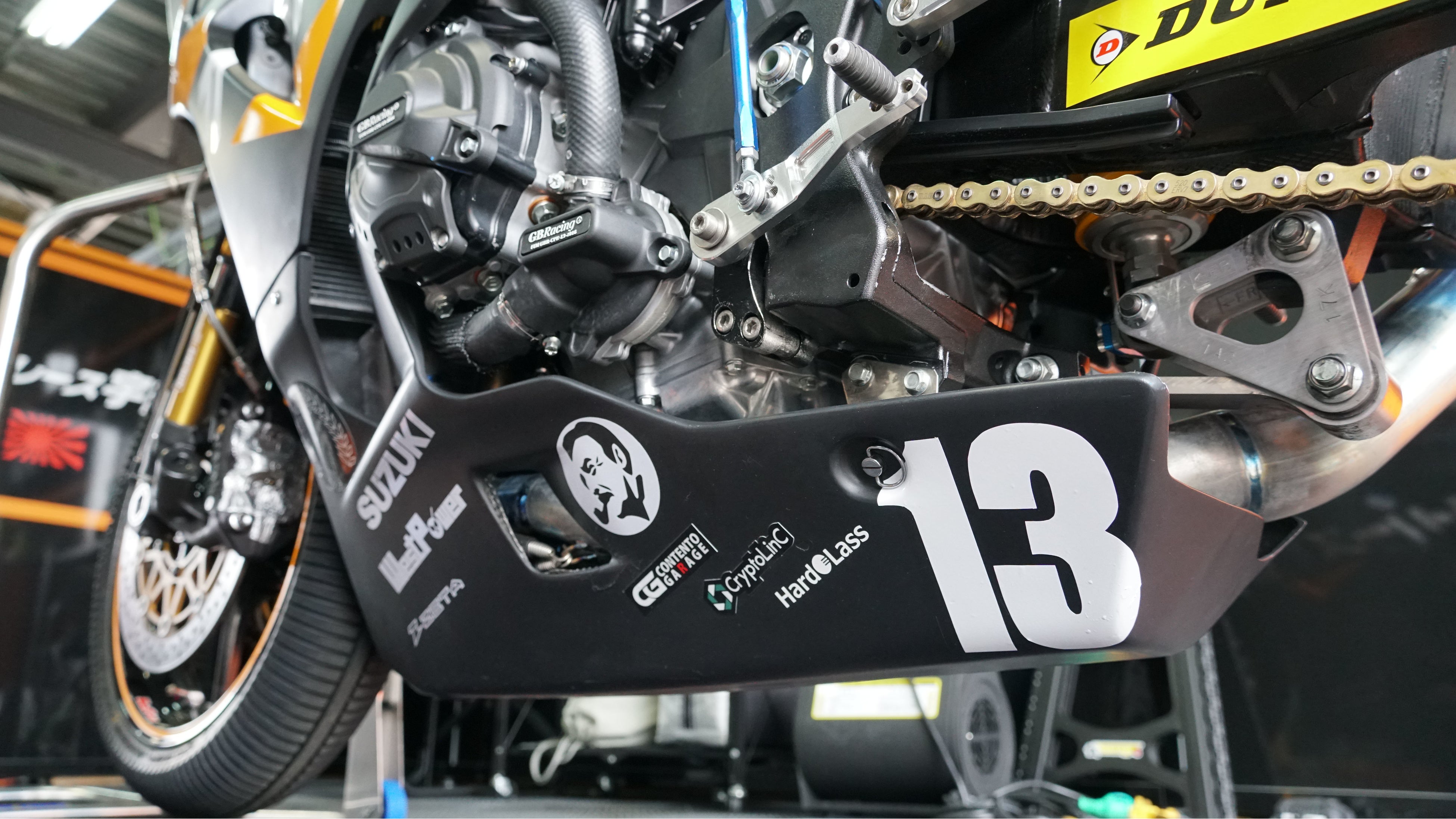 オフィシャルスポンサーを示すロゴの貼られた車体