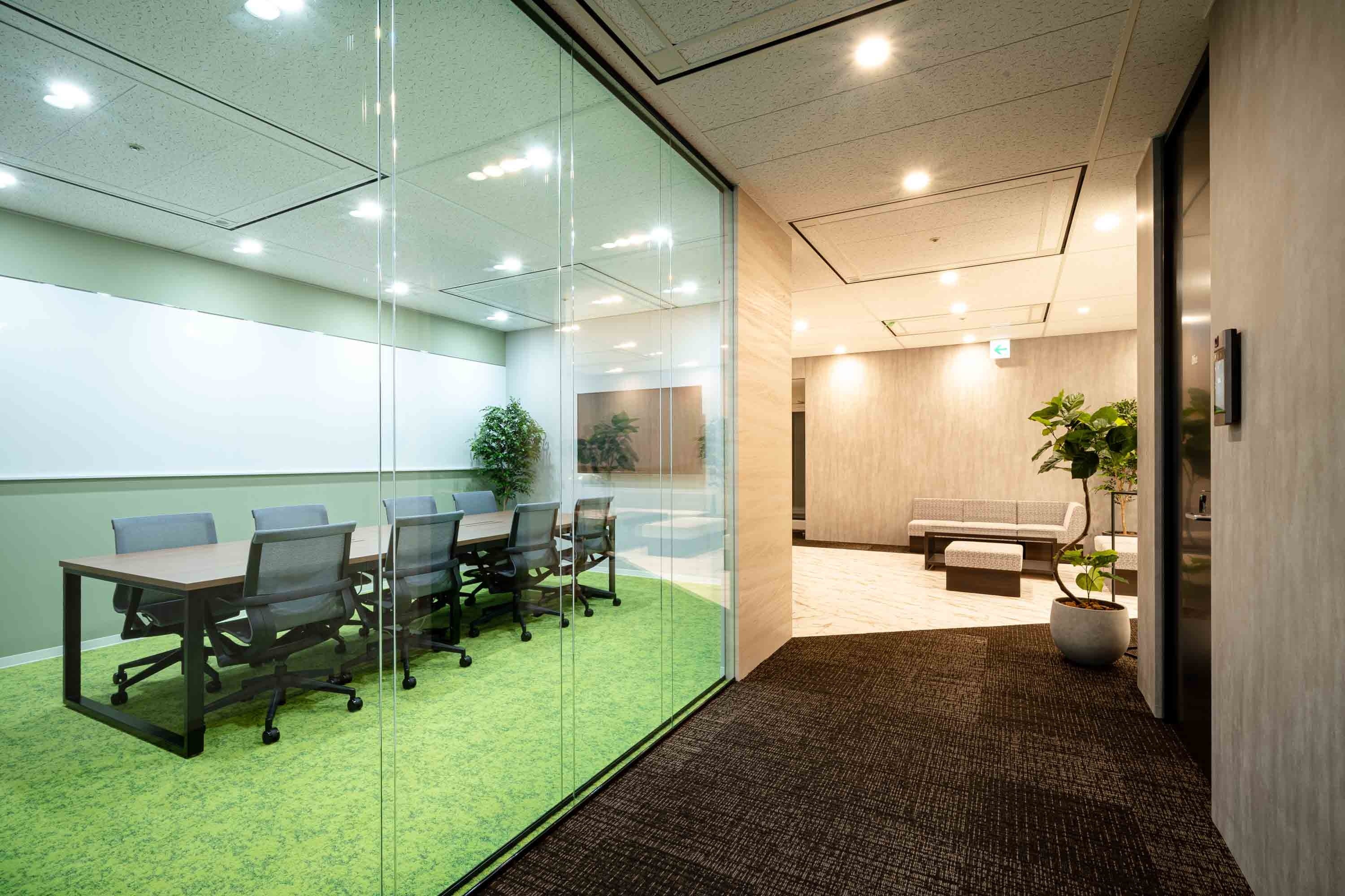 ガラス張りの会議室