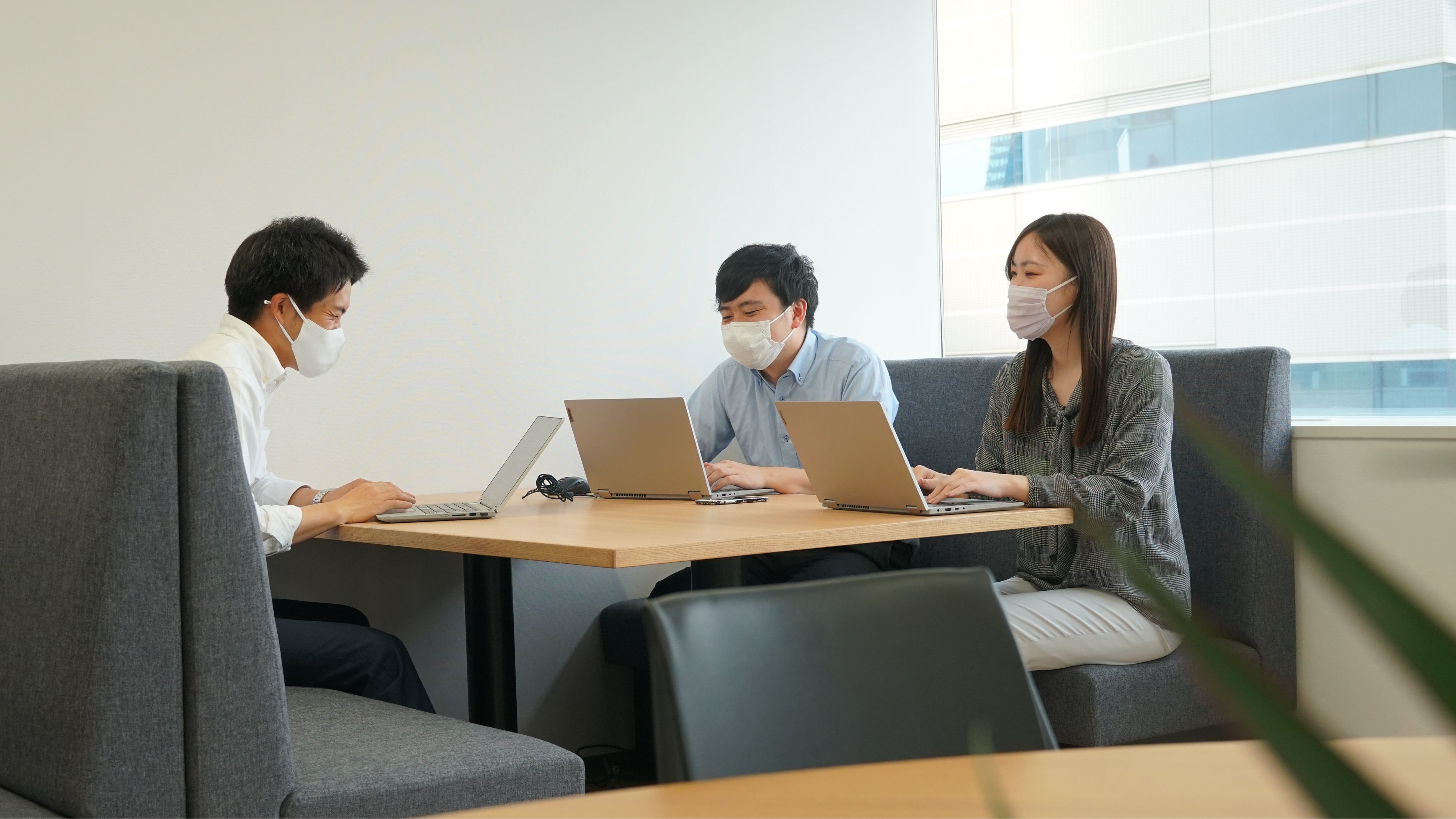 ソファー席での打ち合わせ風景