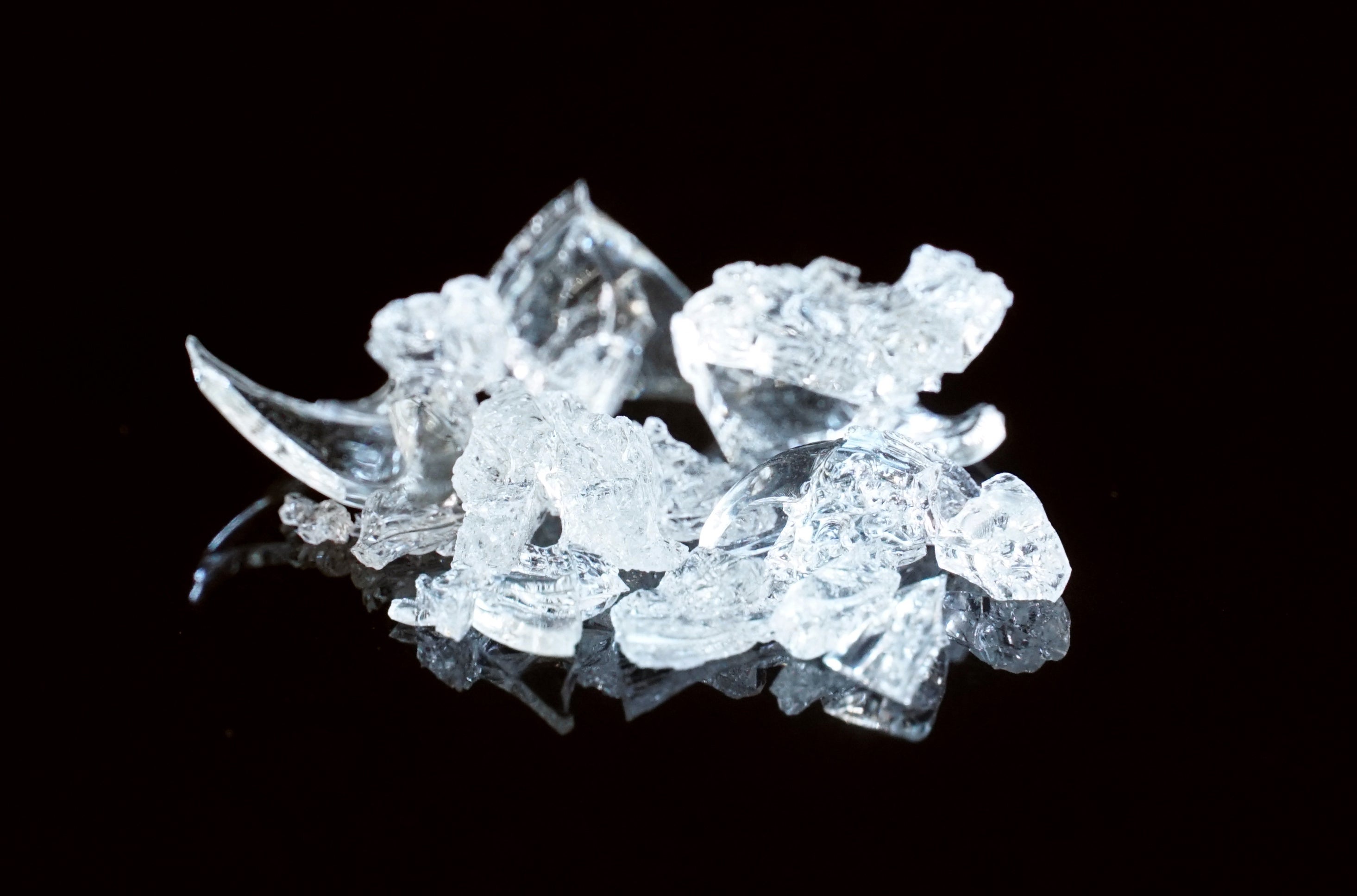 ハドラスを常温放置。無色透明な無機ガラスに硬化。