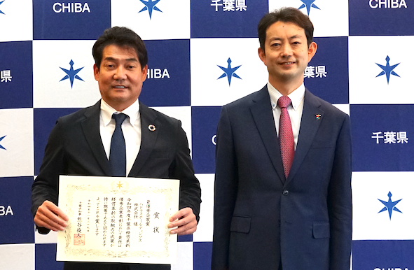 ＜左から、ハドラスホールディングス株式会社　代表取締役 山本英明、千葉県知事 熊谷氏＞