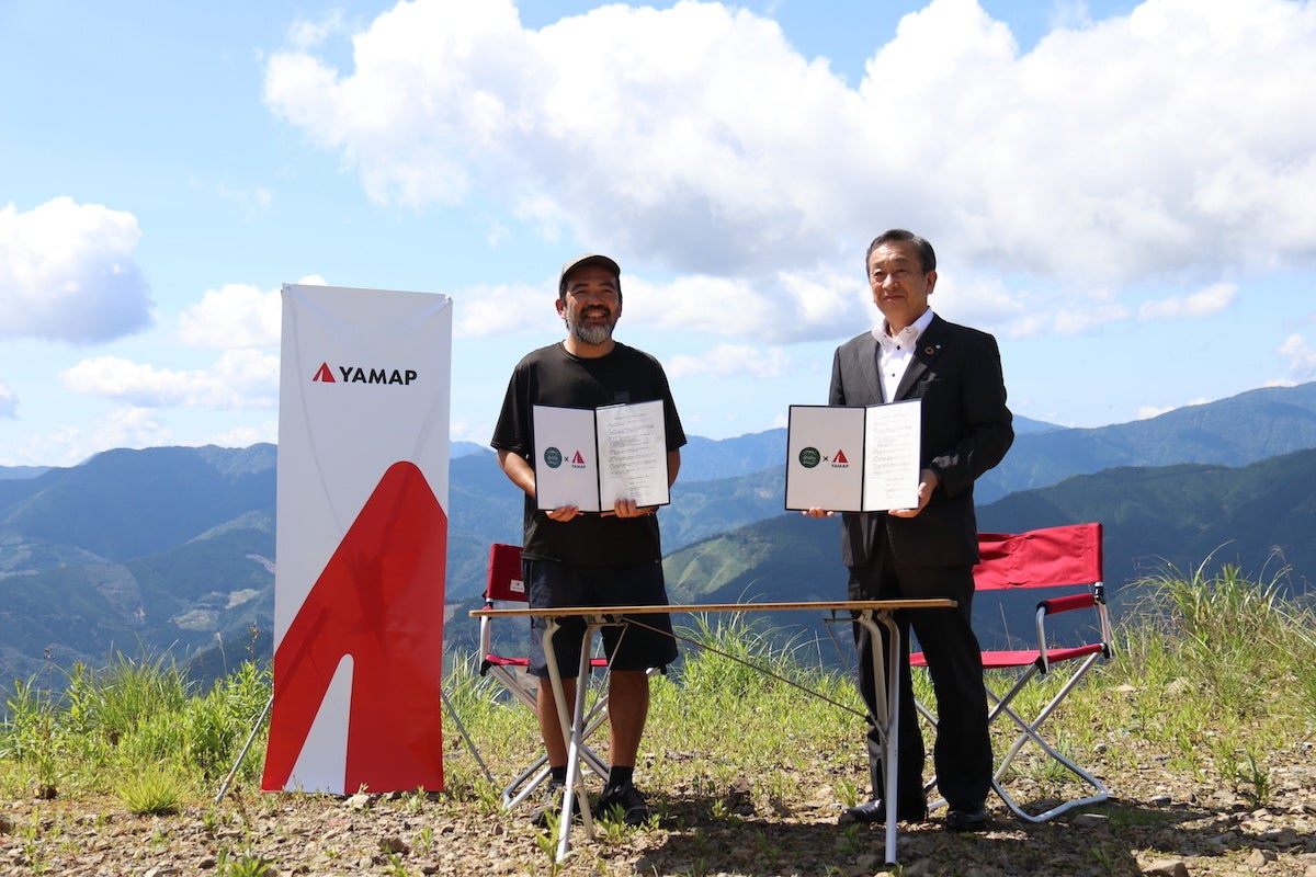 8月9日、椎葉村にて協定を締結。左からヤマップ 専属ガイド ひげ隊長こと前田央輝、椎葉村 村長 黒木保隆