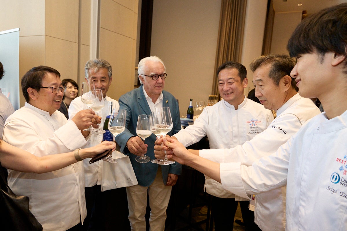 カクテルタイムを楽しむシェフたち