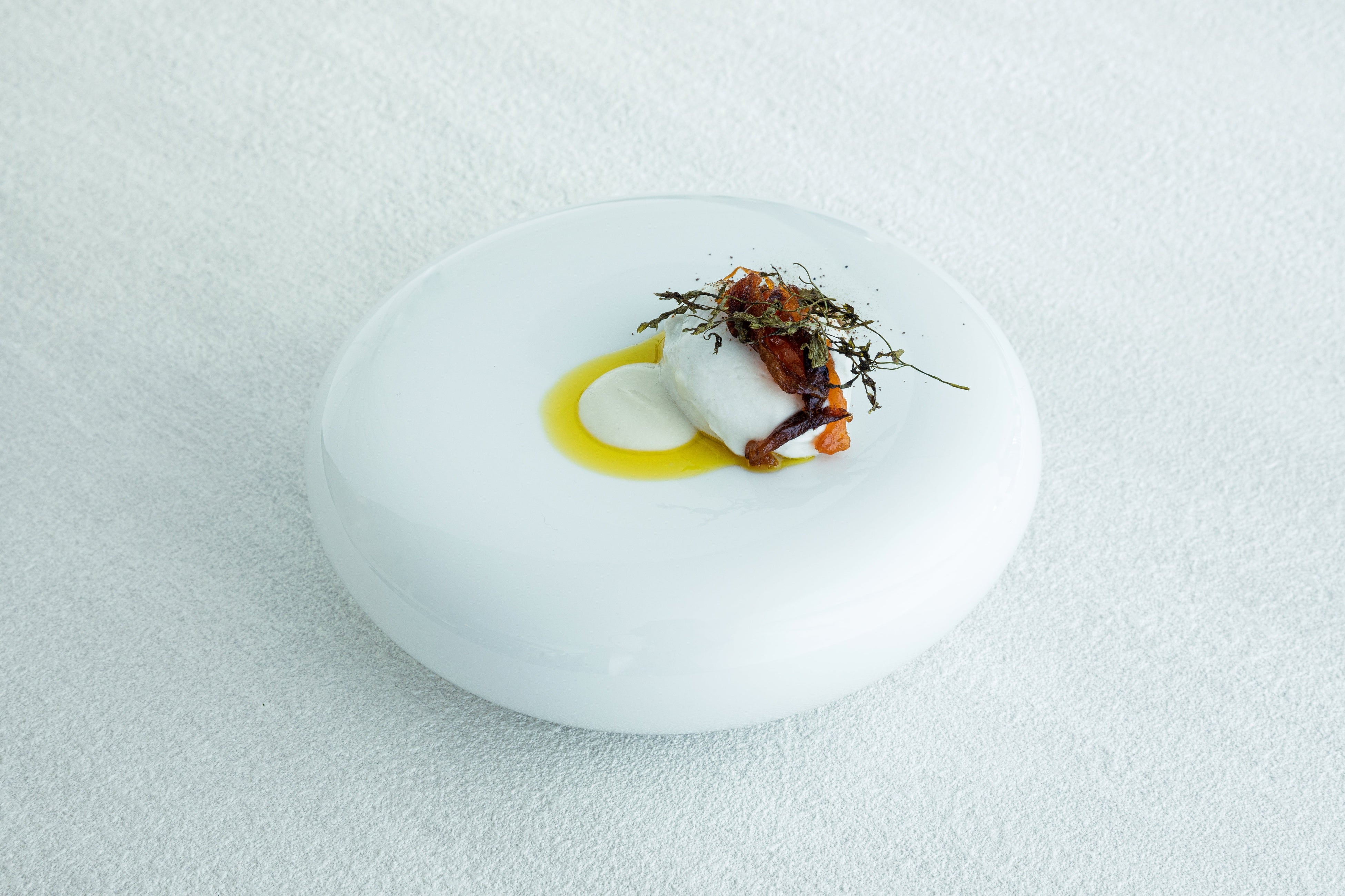 田芋のブランマンジェ、酒粕のソースとタンカンのオイル