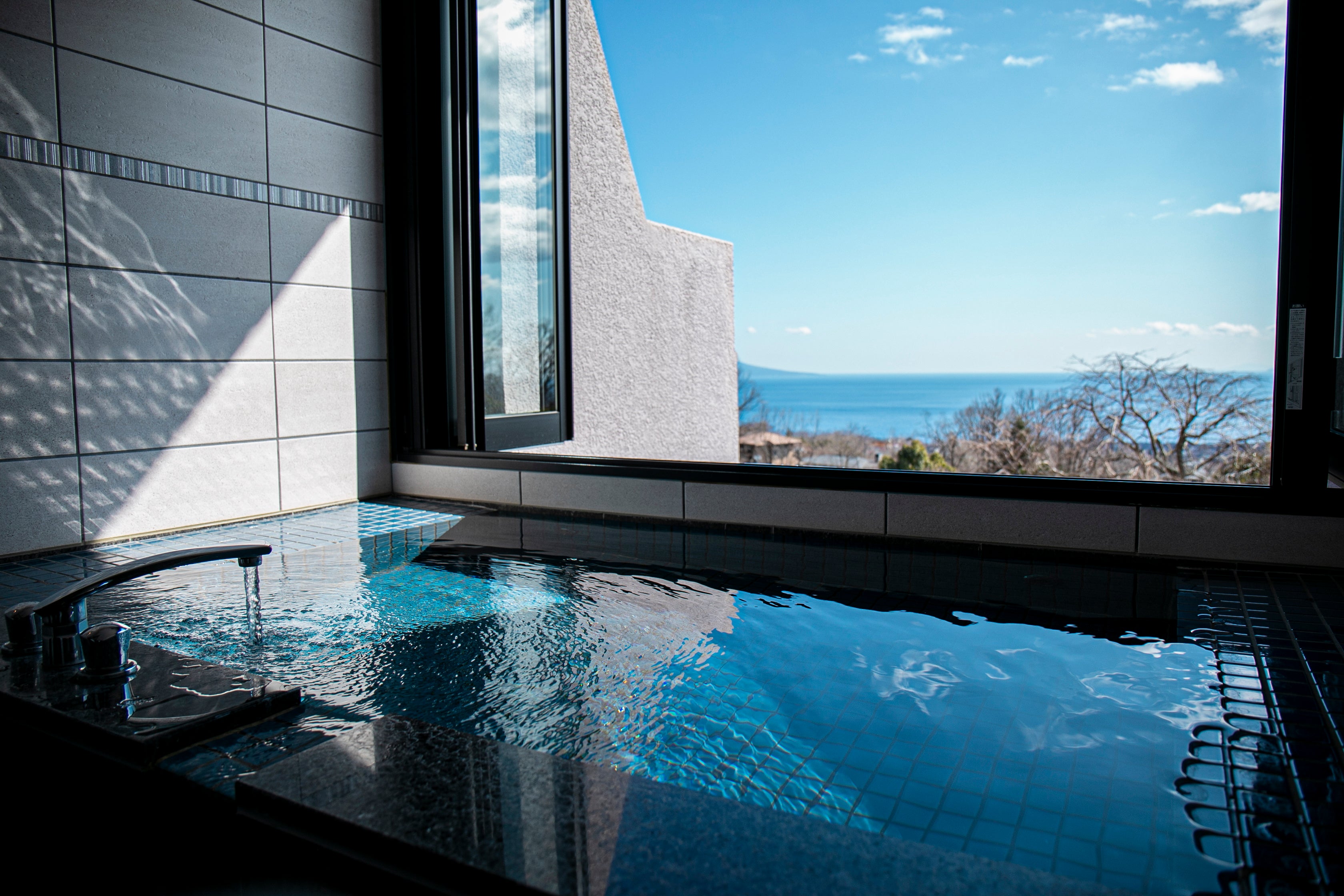 客室内の半露天温泉