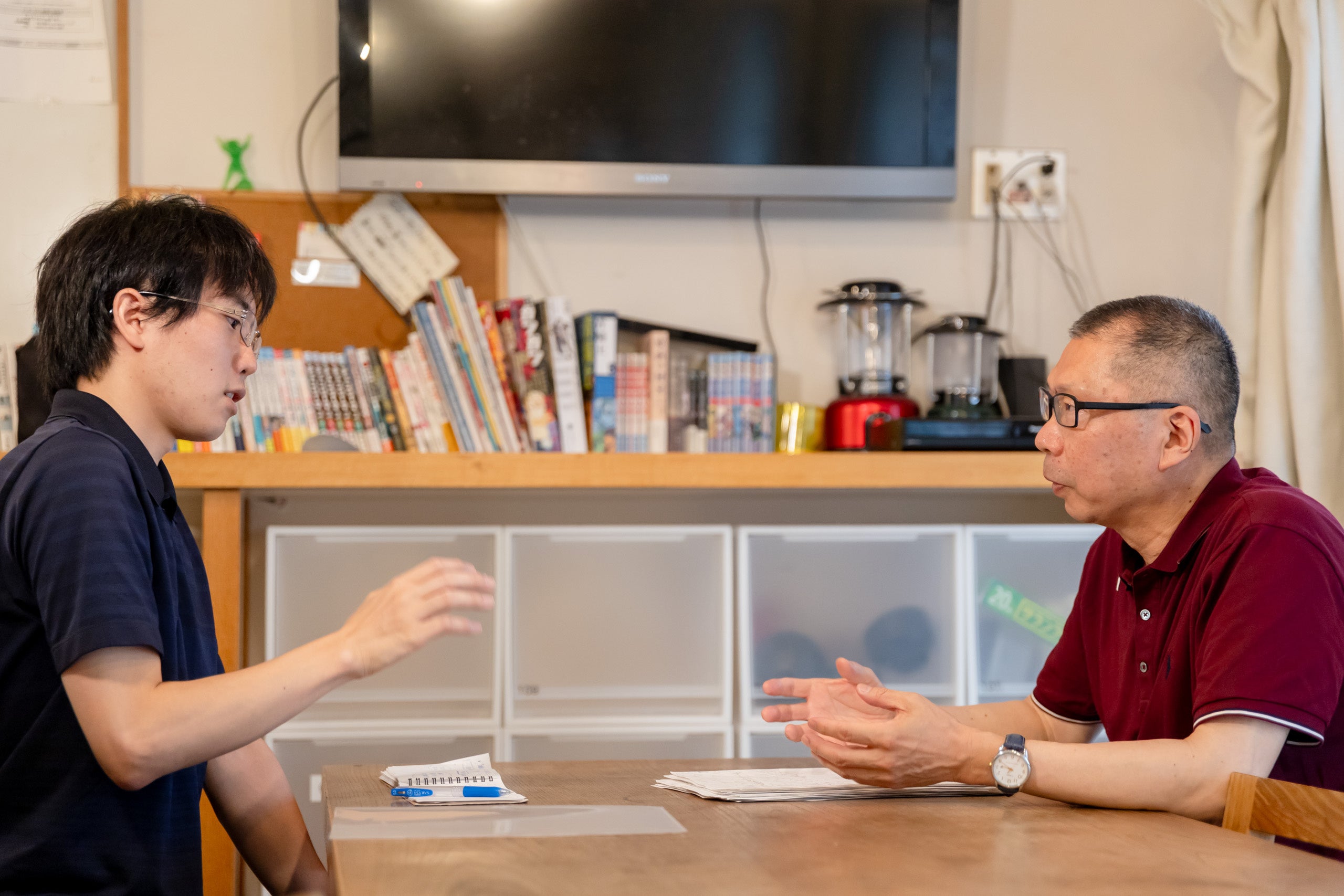 トキワ荘プロジェクト参加者に対し、リビング内で作品の指導を行う様子