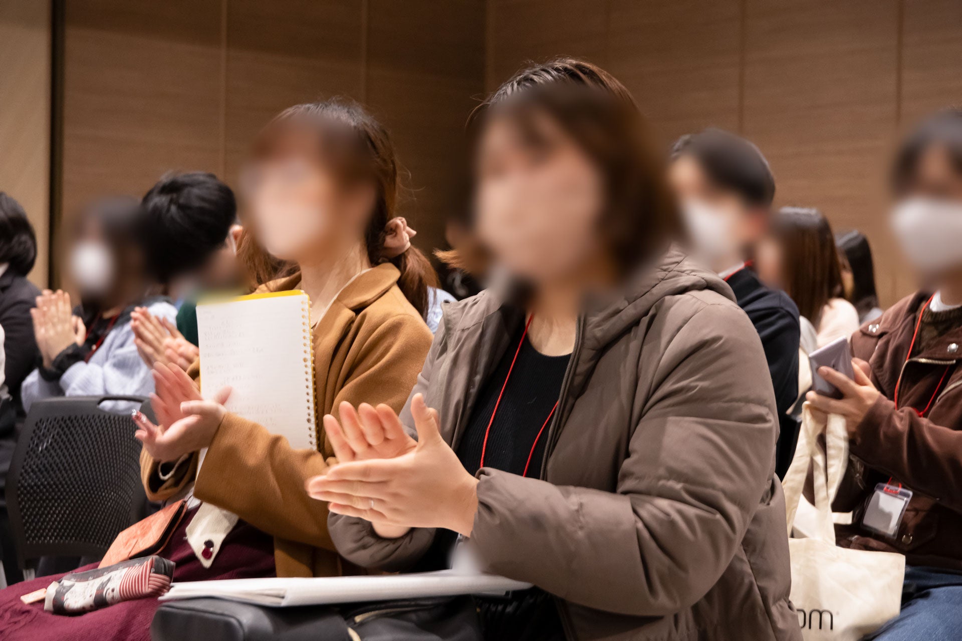 受賞者に多くの拍手が送られていました