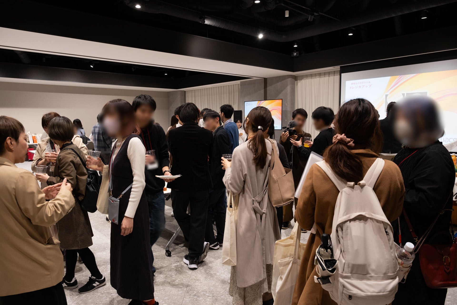 懇親会では多くの人が交流を深めています