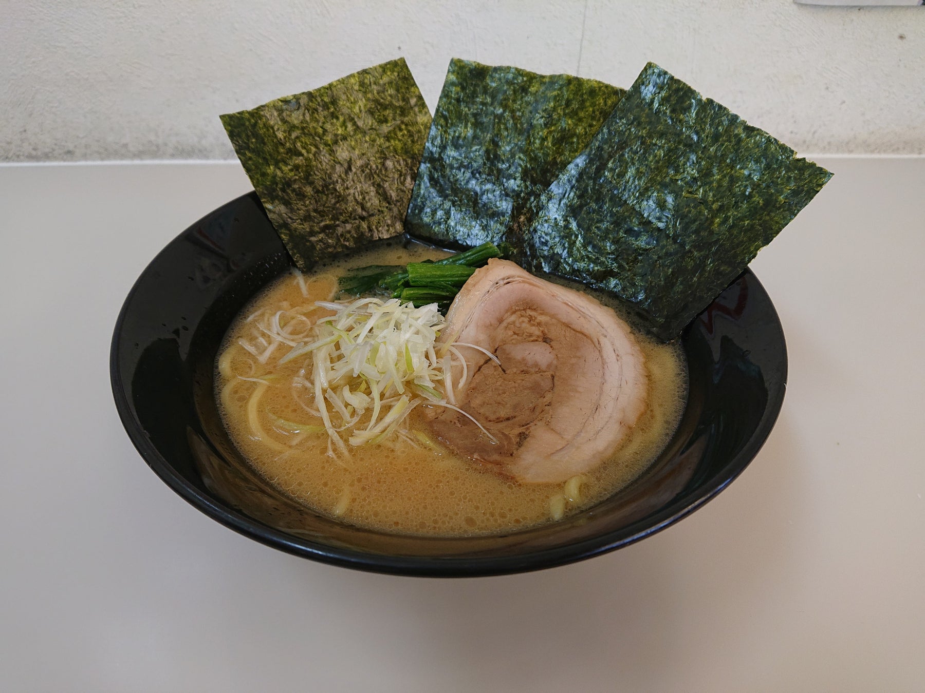 東名阪道 亀山PA（上り） 家系ラーメン（濃厚豚骨しょうゆ） 820円