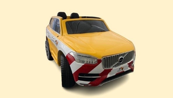 ▲黄色いパトカー型子供用 電動自動車の走行体験