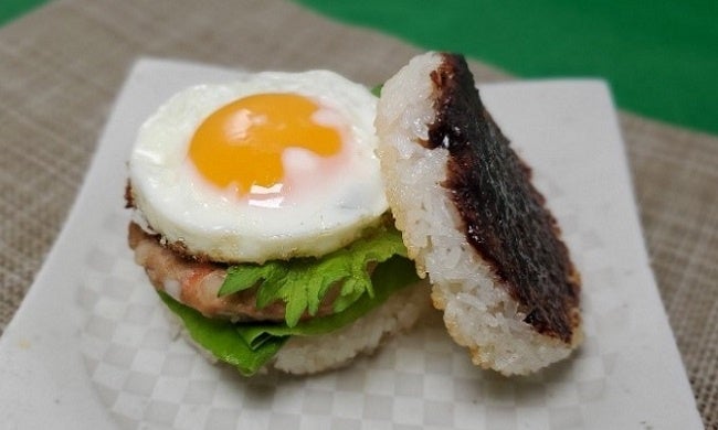 【名古屋女子大学】栄養満点 鶏つくねのライスバーガー（480円）