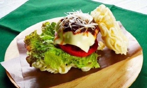 【名古屋文化短期大学】ねぎ味噌きしめんバーガー（600円）＜入選＞