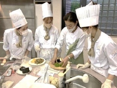 考案中の調理風景