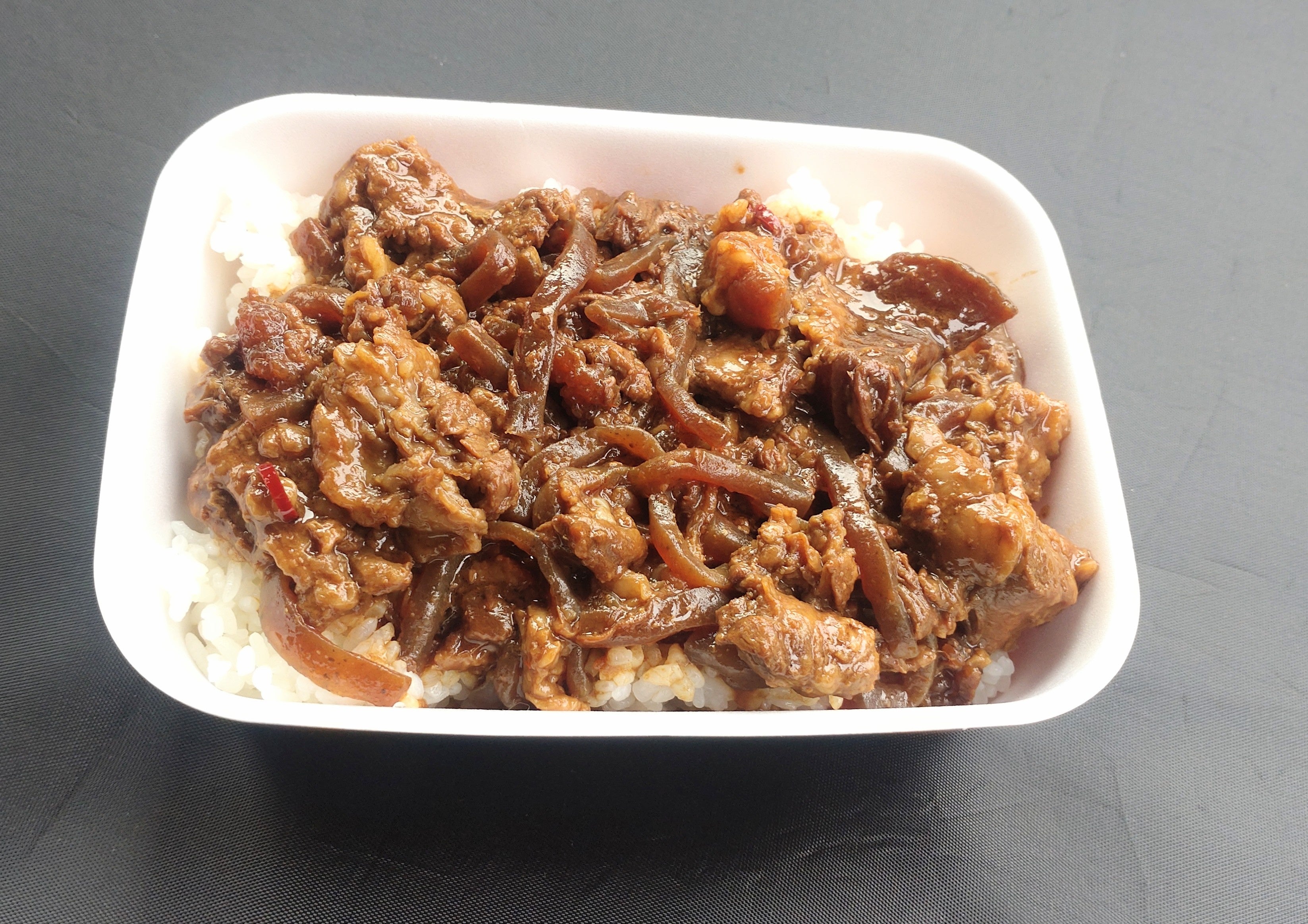 どて煮丼 800円（ハツシモ使用）