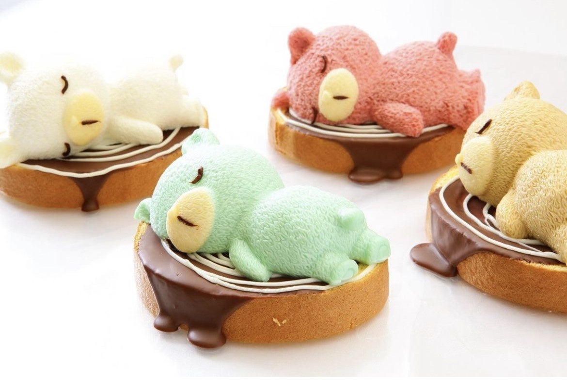 眠るくま 842円～1,058円　切り株に見立てたチョコロールケーキの上でくまさんがお昼寝