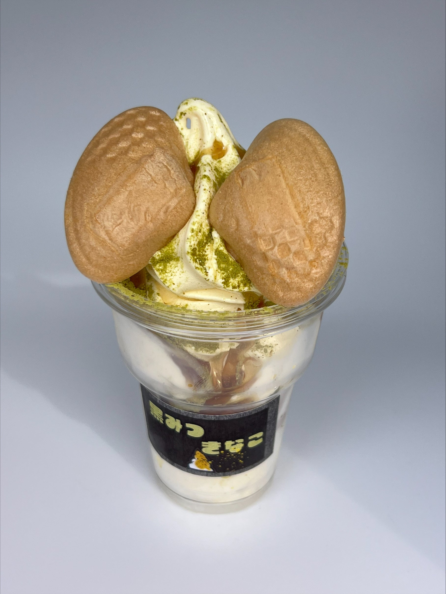 東名阪道　大山田PA（下り） 黒蜜きなこ抹茶ソフト（はまぐり最中つき） 550円