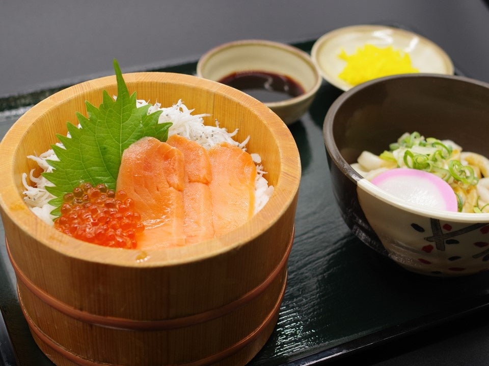 伊勢道 安濃SA(上り) しらす海鮮丼とミニ伊勢うどんセット 1,400円