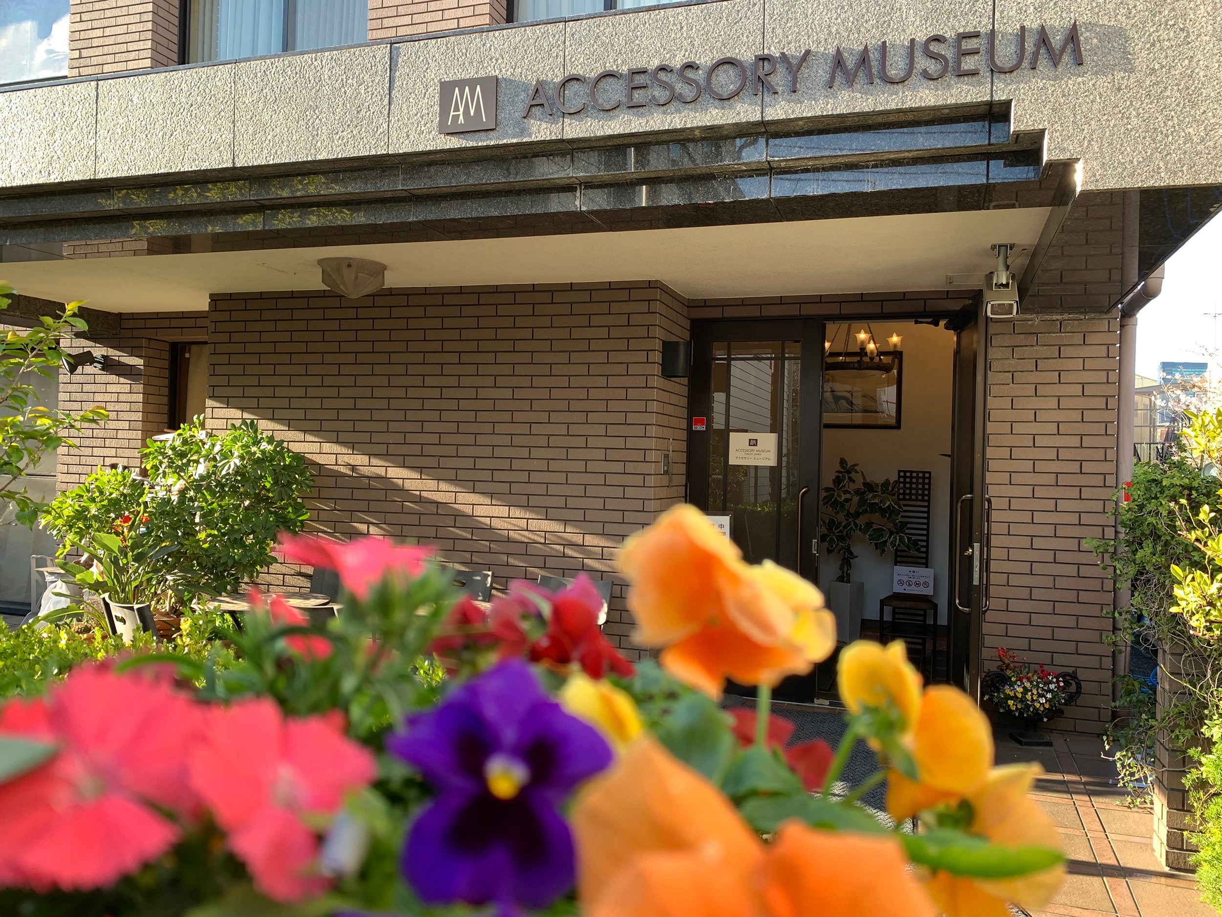 季節の花々が迎えるポーチ