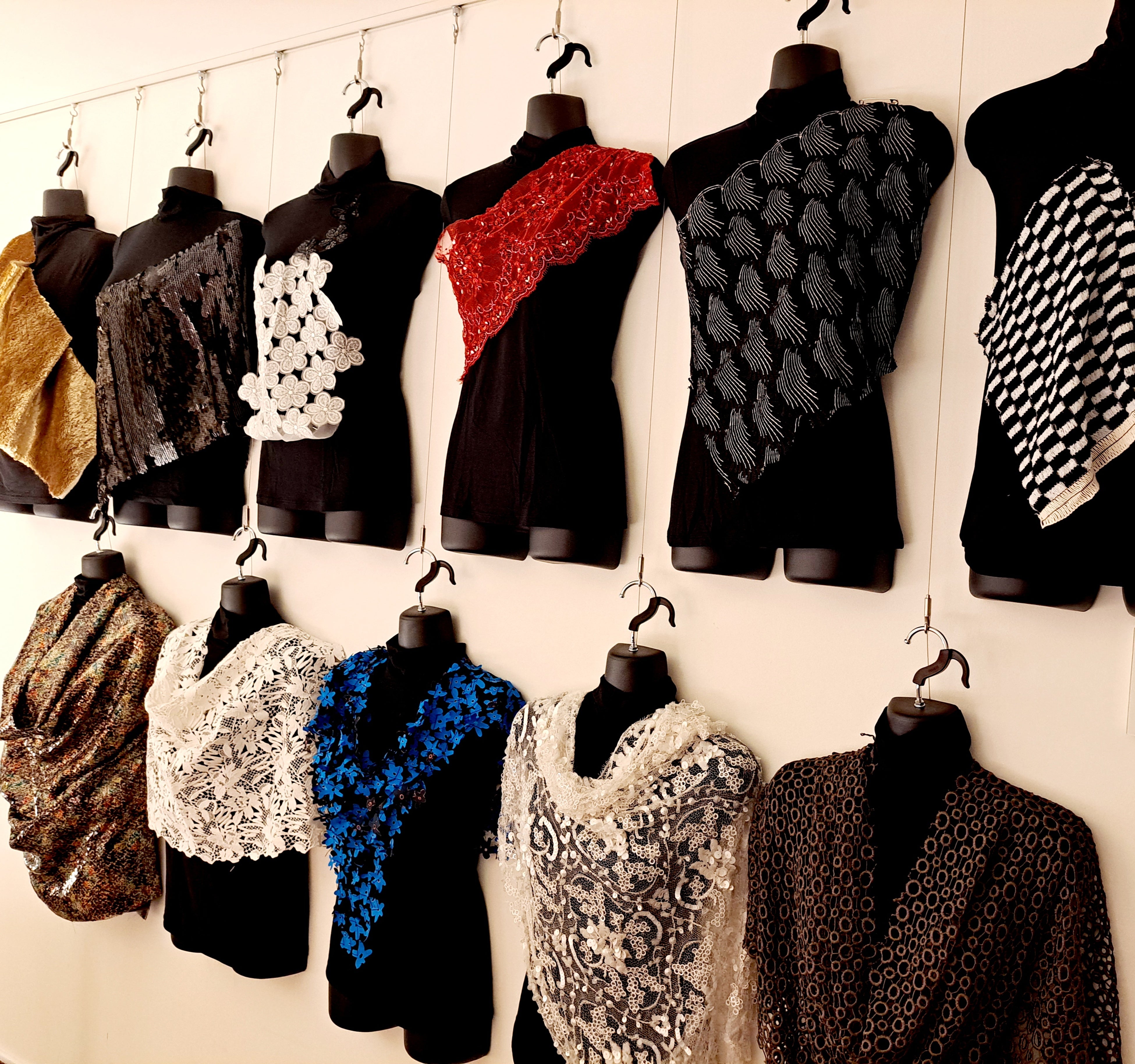 体験コーナーではクチュールにも使用される生地を直接触ることができる