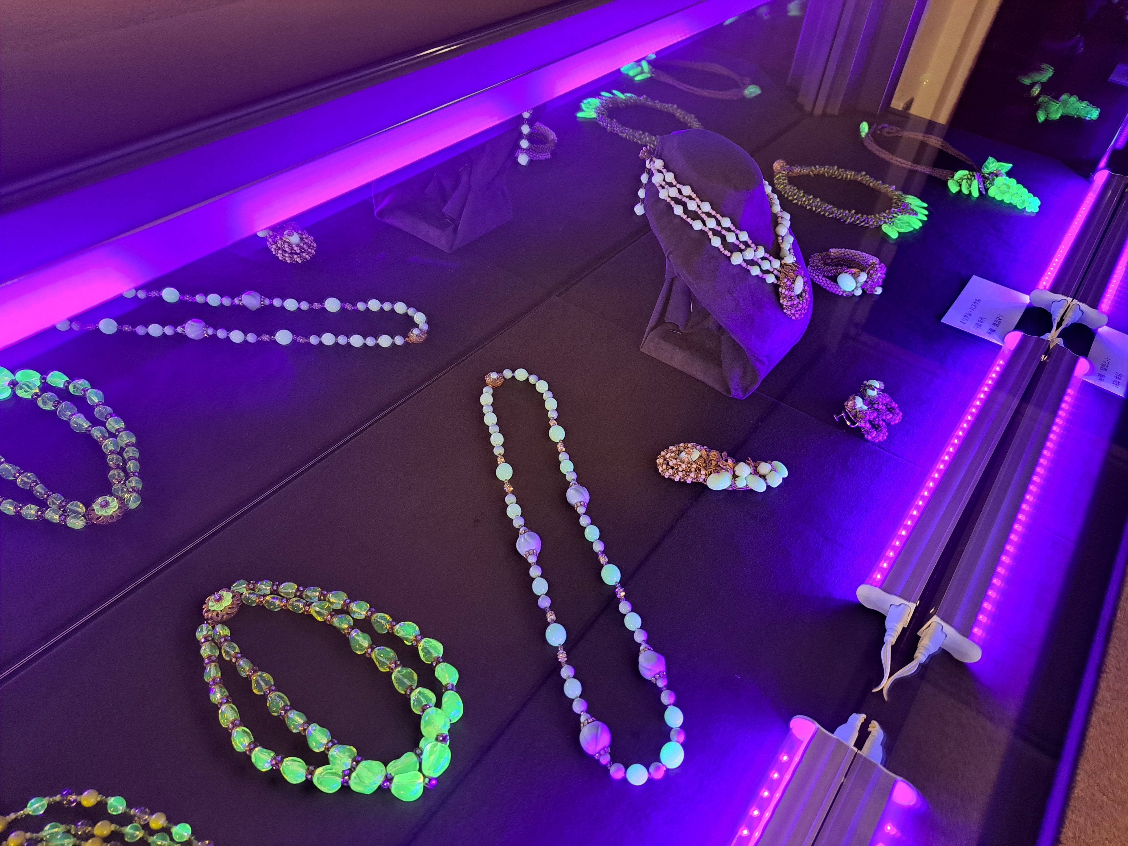 ブラックライトをあてると蛍光色に輝くウランガラスを使ったネックレス  1800年代中盤には製造が始まっていたウランガラスだが、1930年代に女性を伴う夜のパーティーが盛んにおこなわれるようになると装身具として活用された