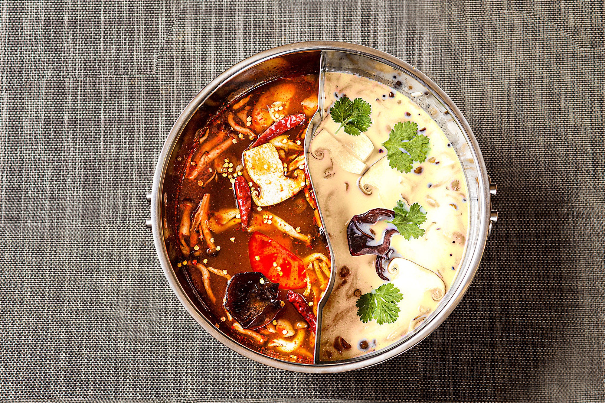 新シェフ提案の陰陽鍋（二色鍋）