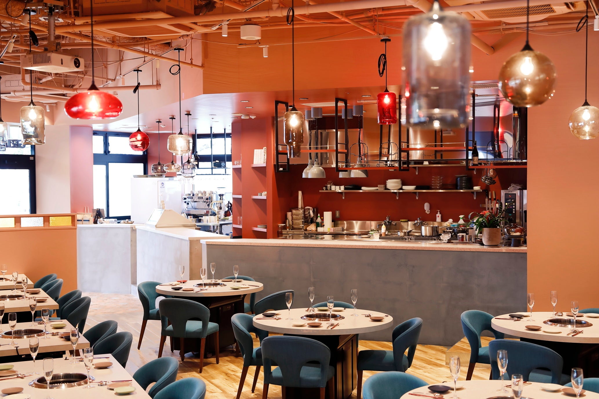 ダイニングからのぞむオープンキッチン