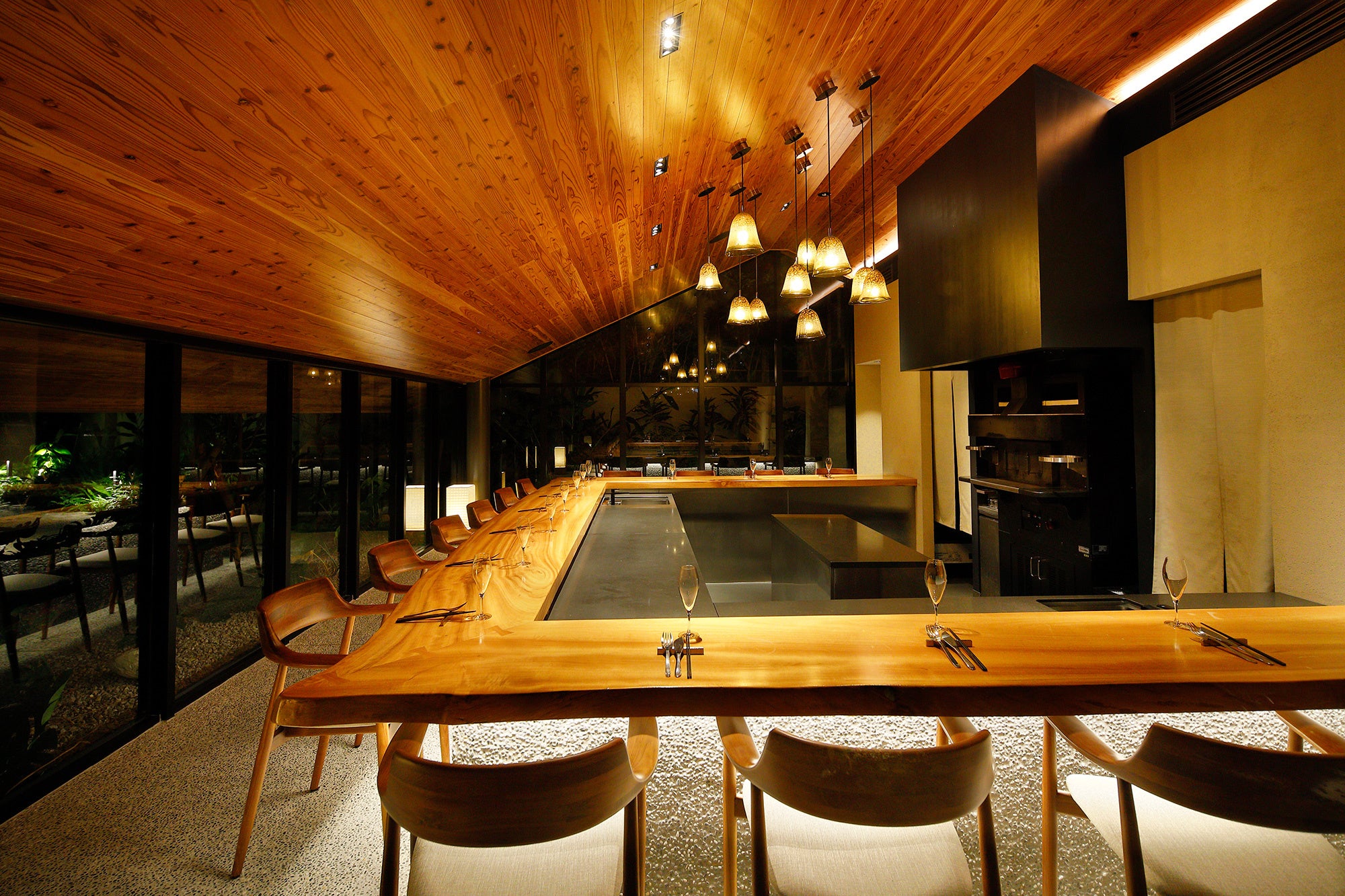 14席のプライベート感溢れるカウンターシート