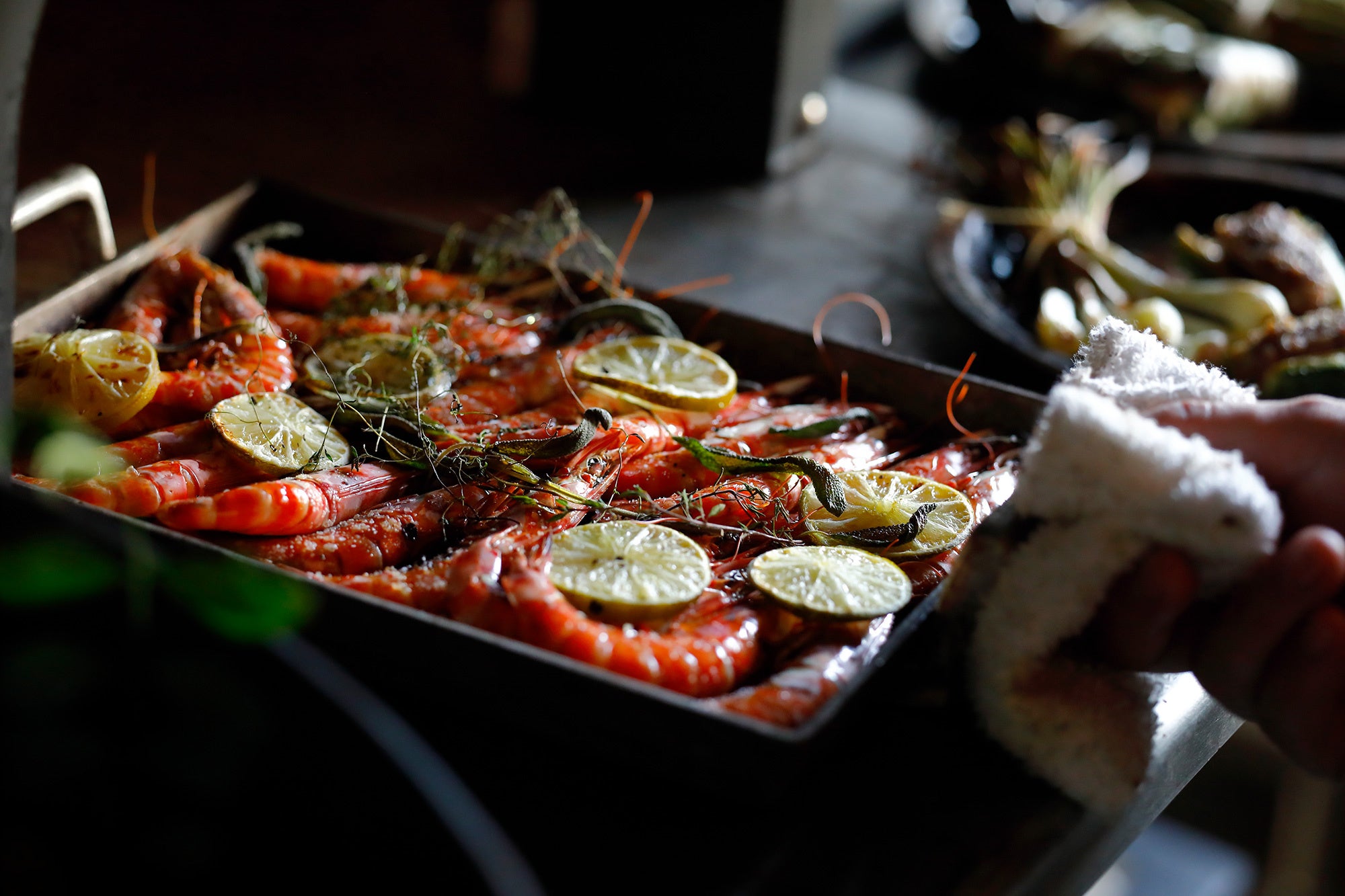 沖縄県産車海老と和歌山県産グリーンレモンの窯焼き