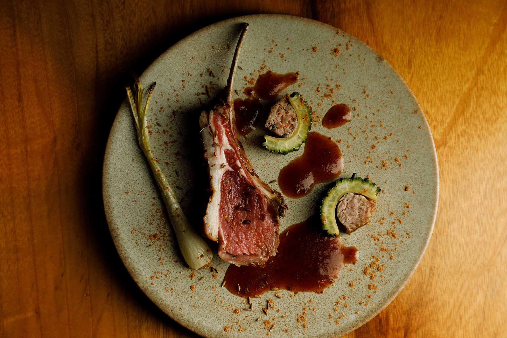 北海道産仔羊のハーブロティ ゴーヤのメルゲーズ&マンゴーとウコンのソース