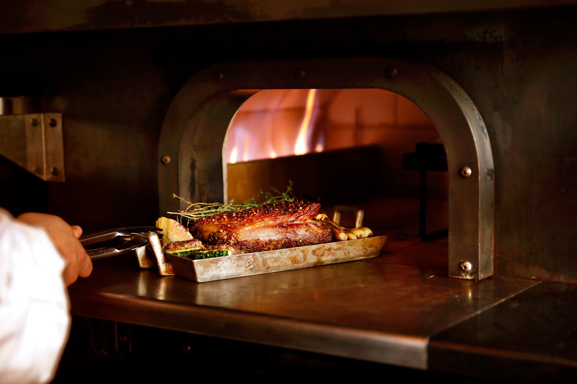 カウンターの中心にある窯