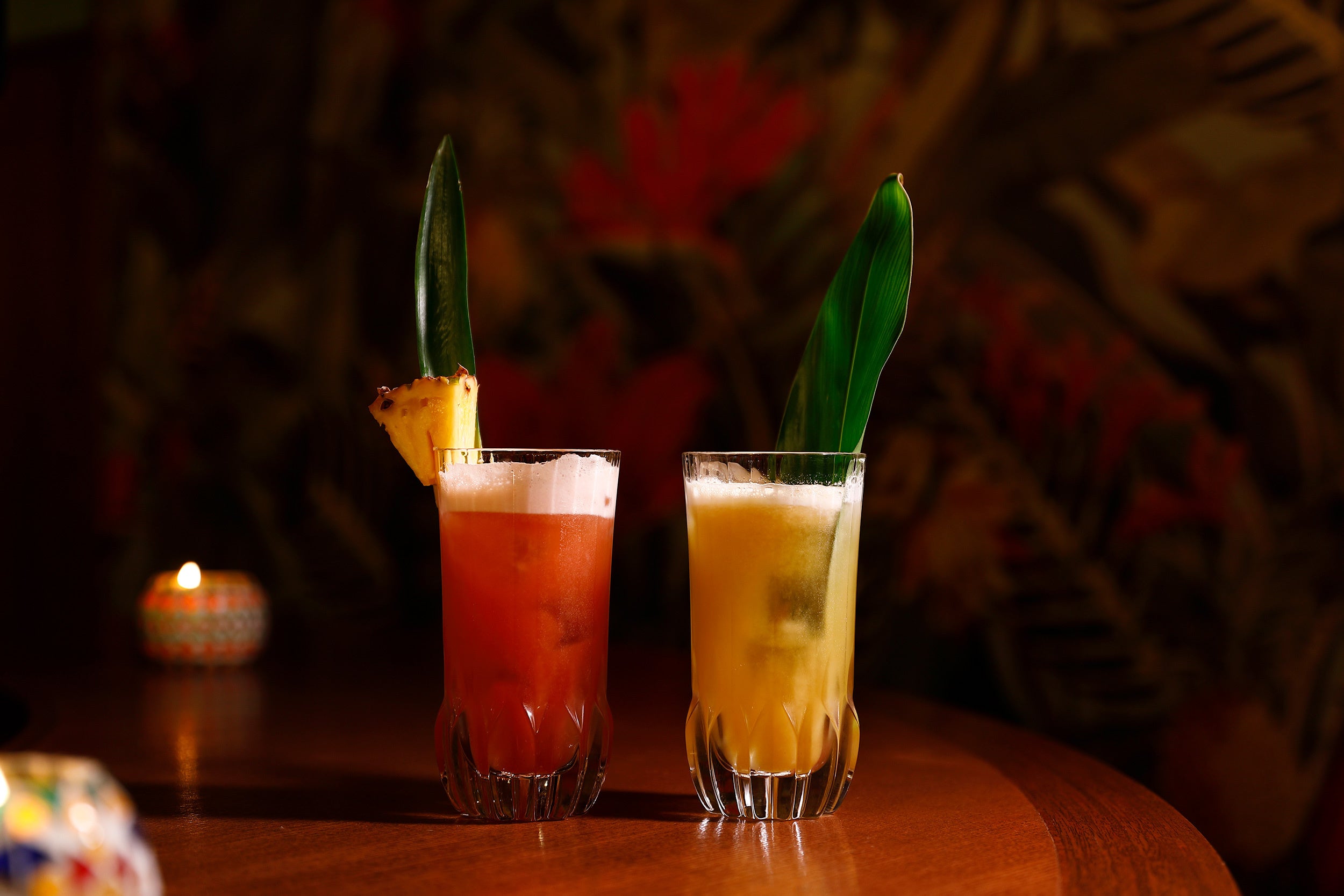 「ラッフルズスタイル シンガポールスリング」（左）と「琉球シンガポールスリング」（右）