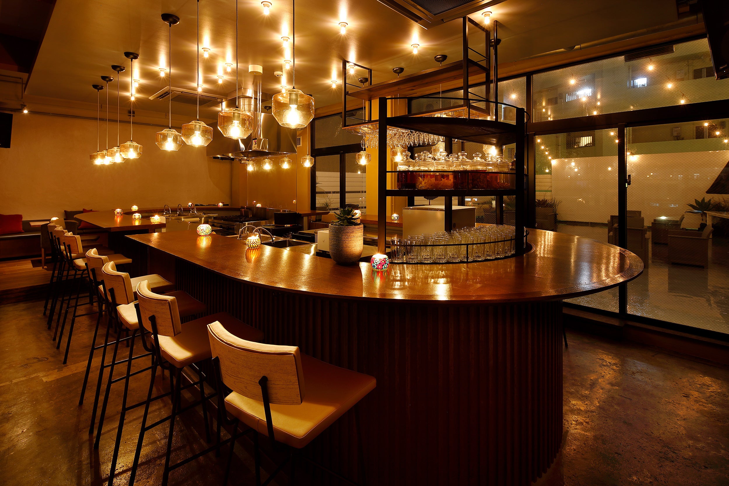 カウンター席、テーブル席に加えてスタンディングスペースも