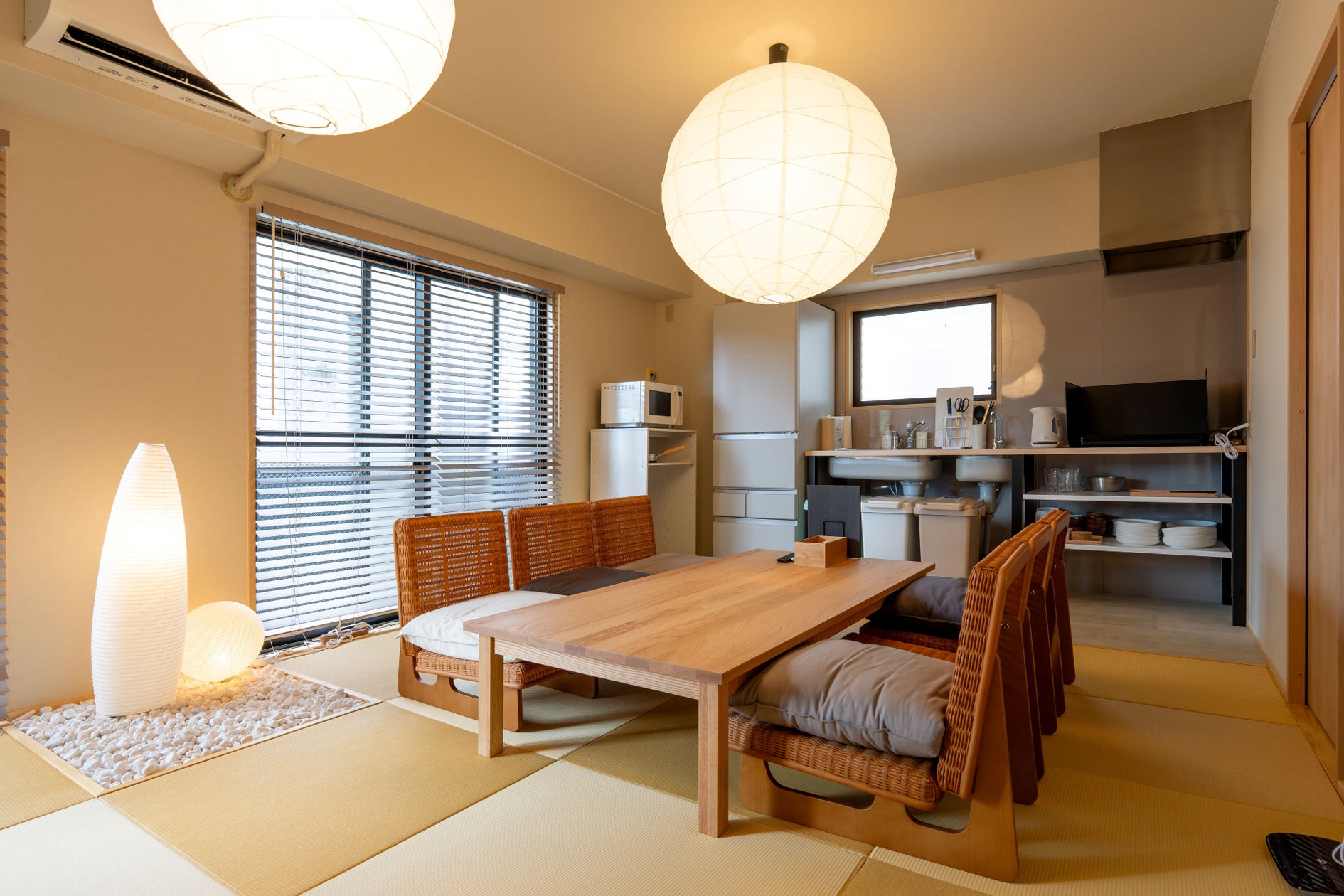 子会社アトリエブックアンドベッド、「BOOK AND BED TOKYO SHINSAIBASHI」にてバラをテーマとした期間限定メニューを販売