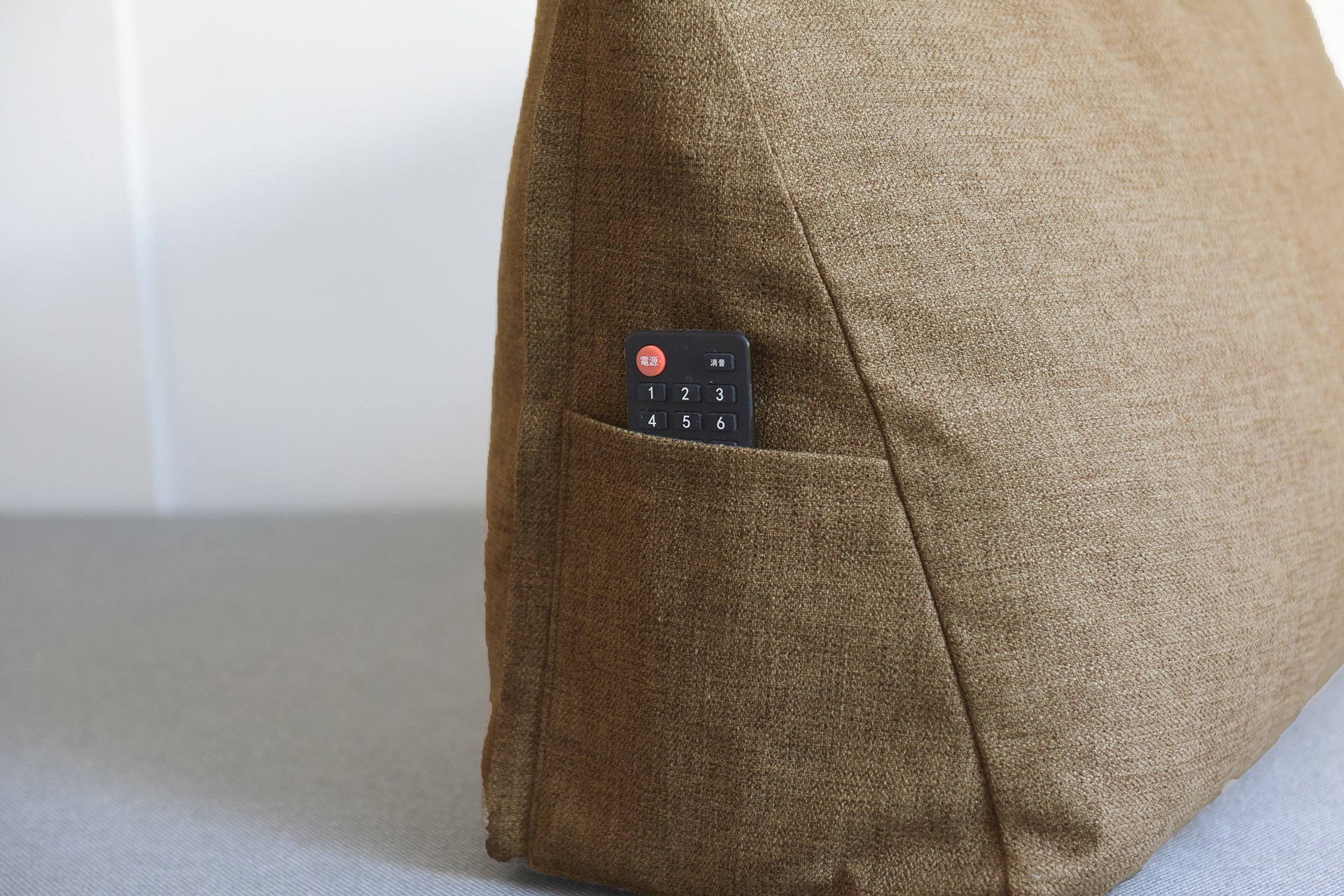 リモコンやスマホ入れに最適なポケット付き