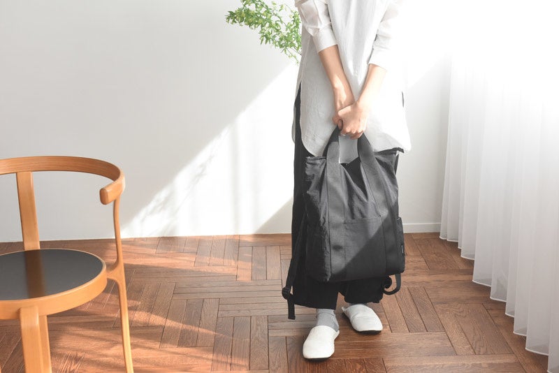 短い持ち手を使って、手提げバッグにも。