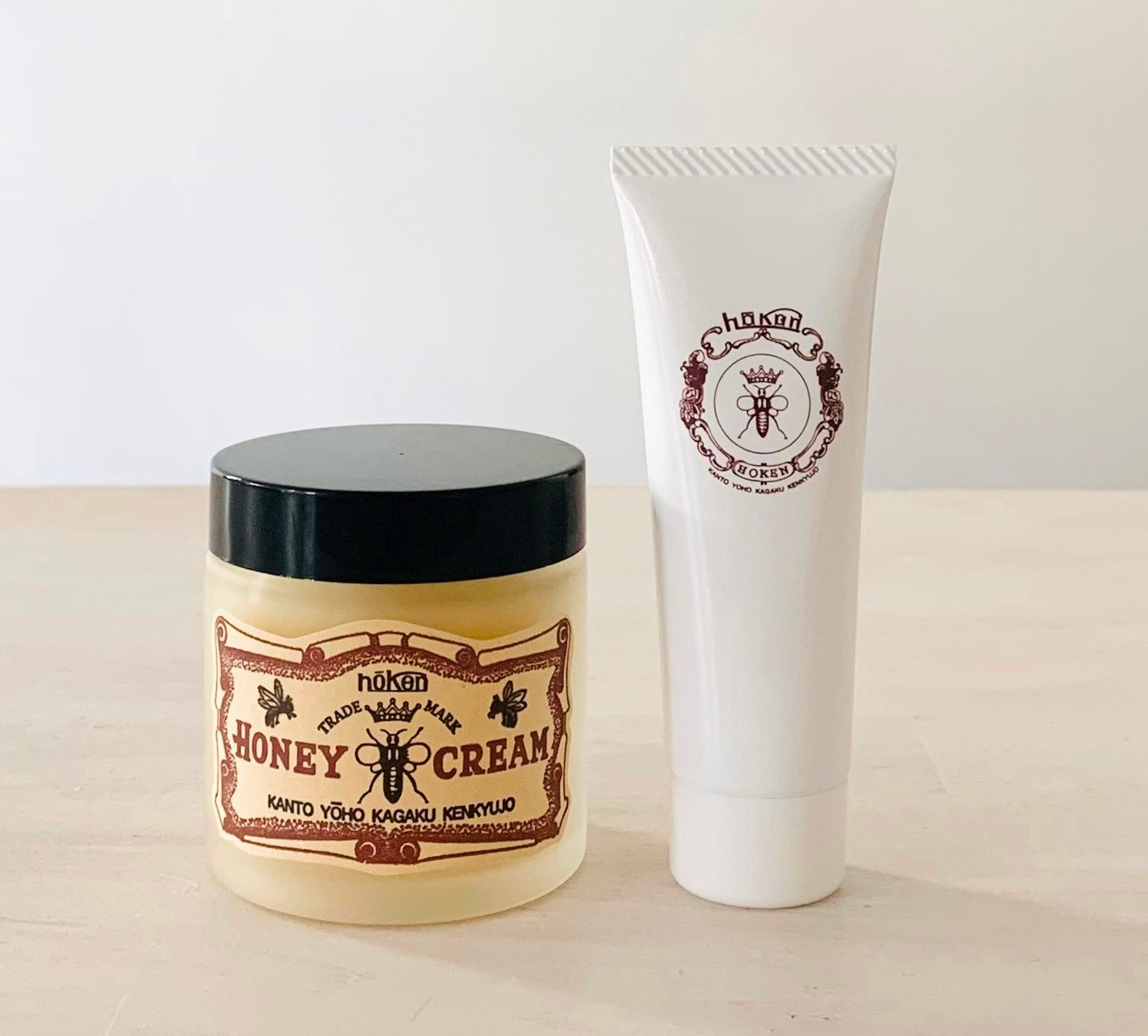 [ホーケン化粧品]  ハニックスシェイビングハンド＆ボディクリーム (写真左) 60g 2,200円(写真右) 30g 1,100円