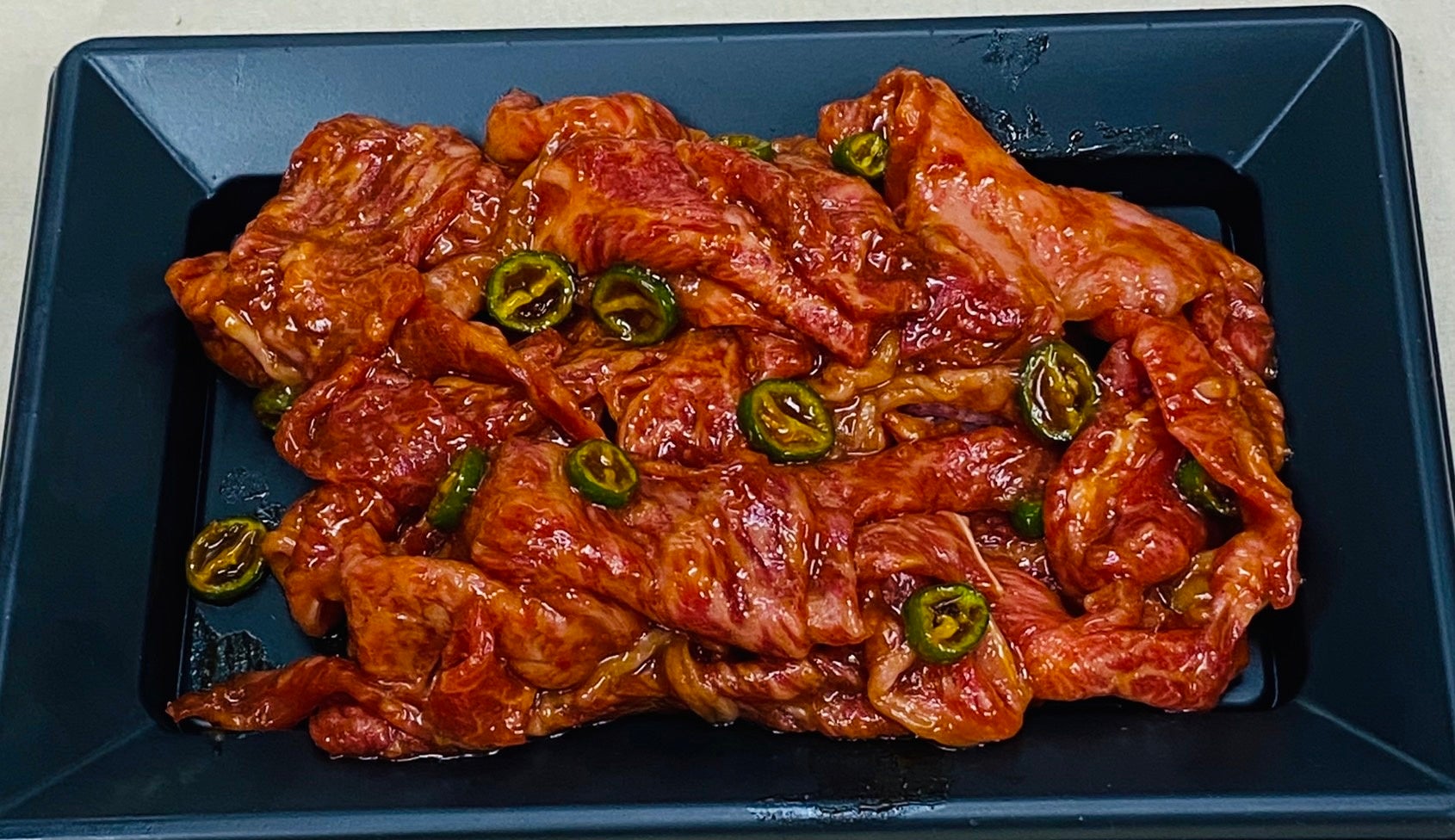 国産黒毛和牛を、タレと刻んだ生の青唐辛子と一緒に漬け込みました。老舗精肉店自慢の肉の旨みと程よい辛みが広がります。