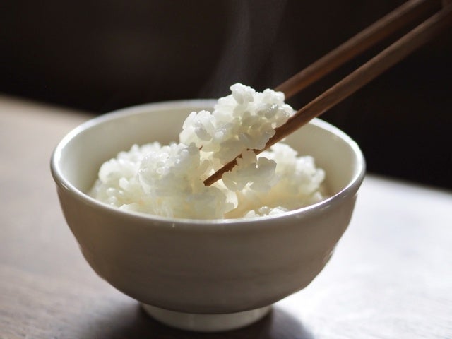  米を炊く際の水に乾燥唐辛子を浸透させ、一緒に炊き込みました。炊きあがったご飯に辛みはなく、丼やおかずとあわせた際に米本来の旨みを引き立てます。　※写真はメージ