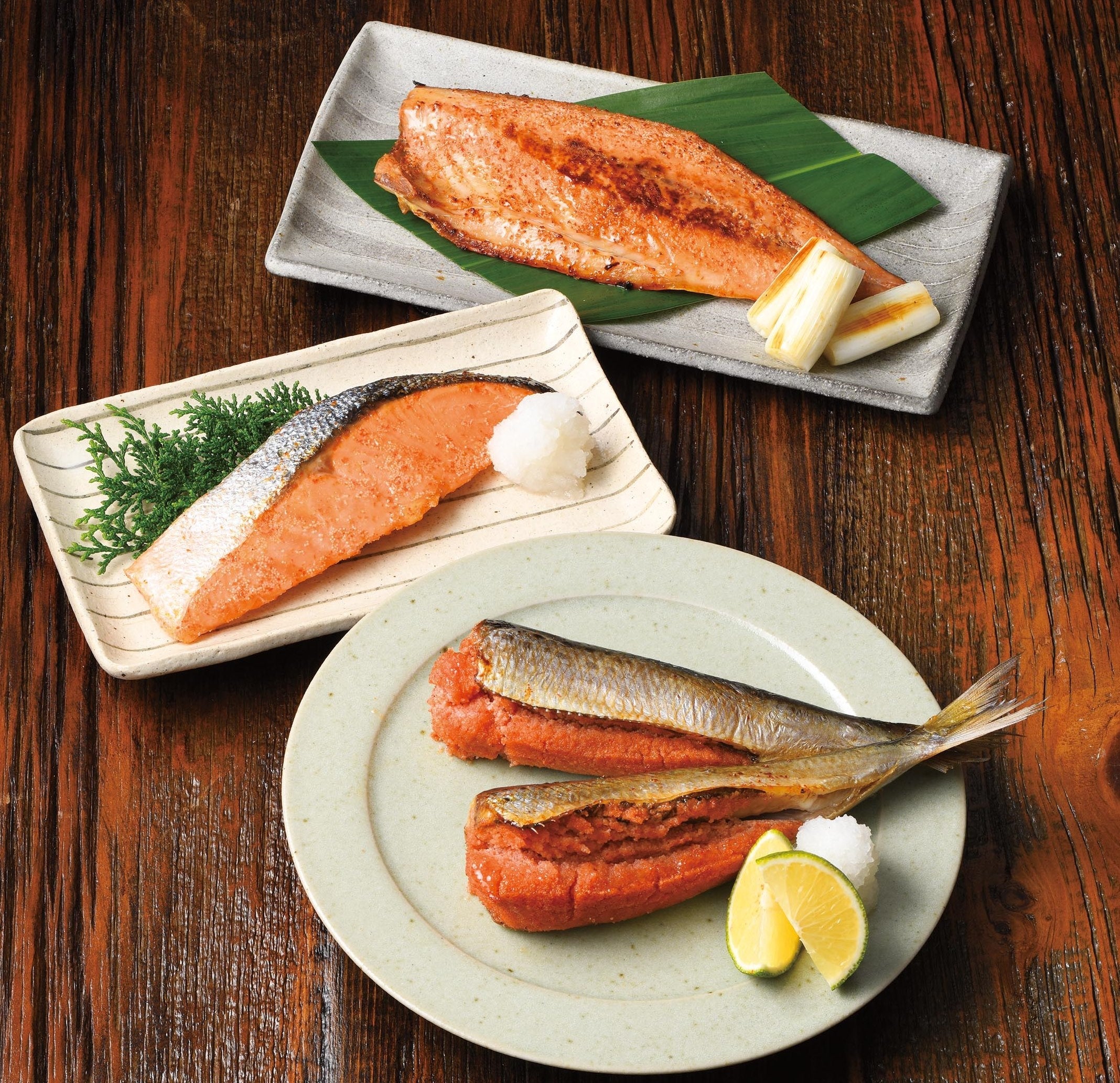 （手前）いわし明太子、（中央）しゃけ明太、（奥）さば明太