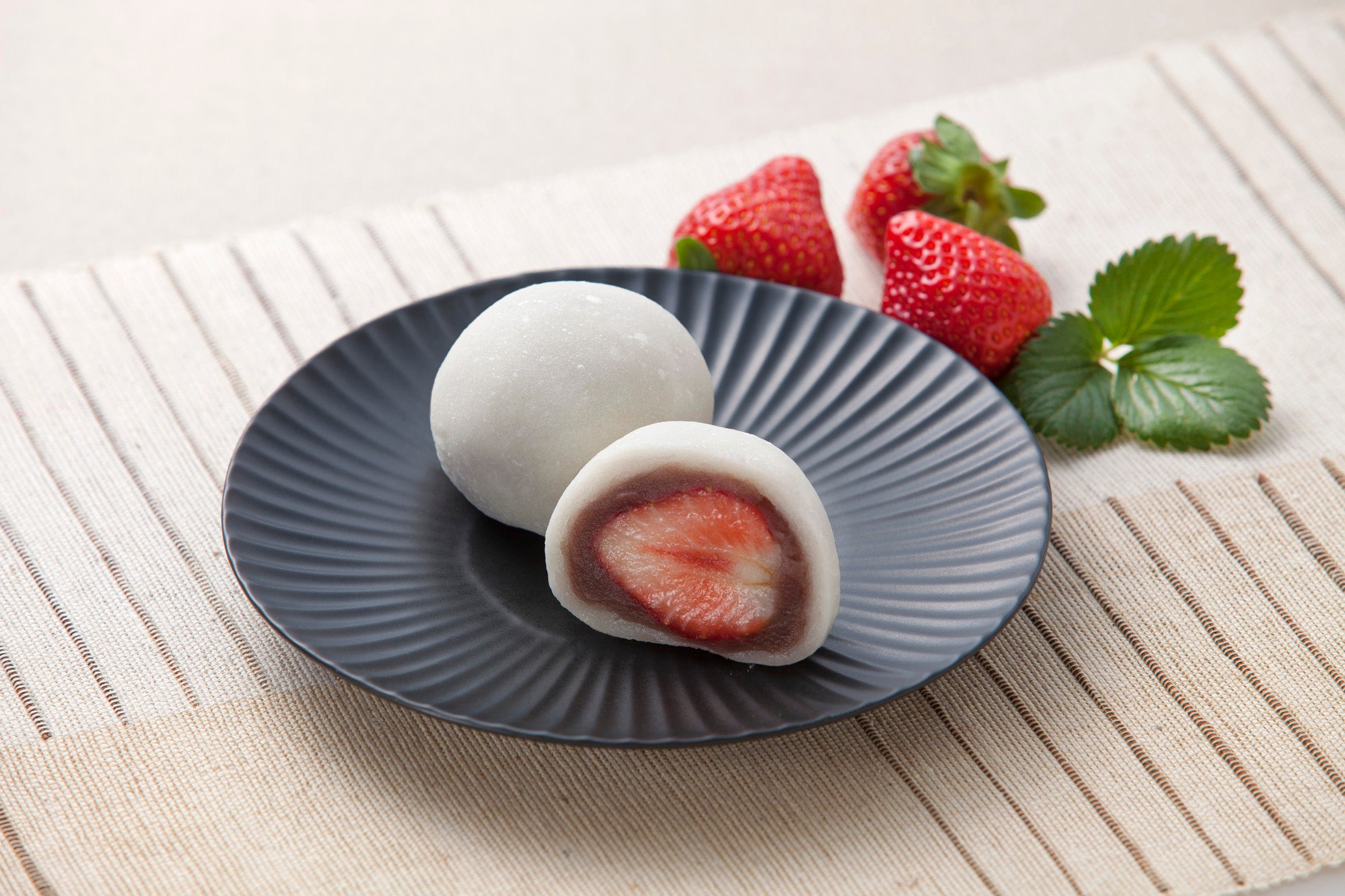 [榮太樓總本鋪]  「いちご大福」  (1個)432円 〈各日60点販売予定〉 ※1月8日(日)から販売