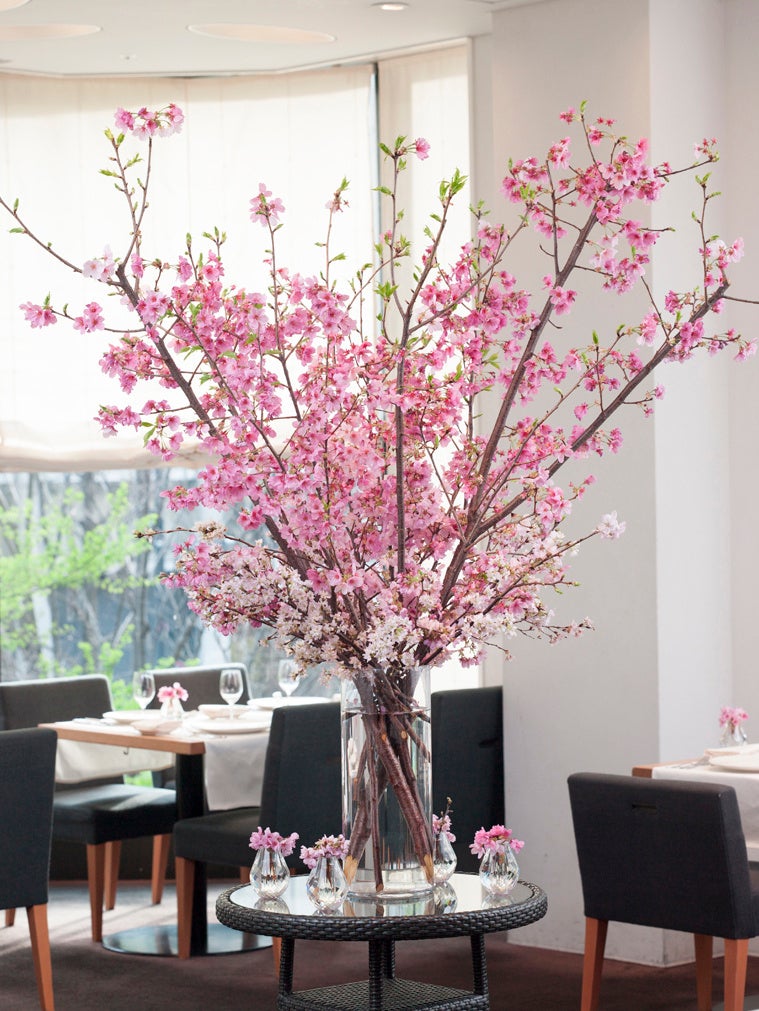 店内中央のフラワーディスプレイ（イメージ）