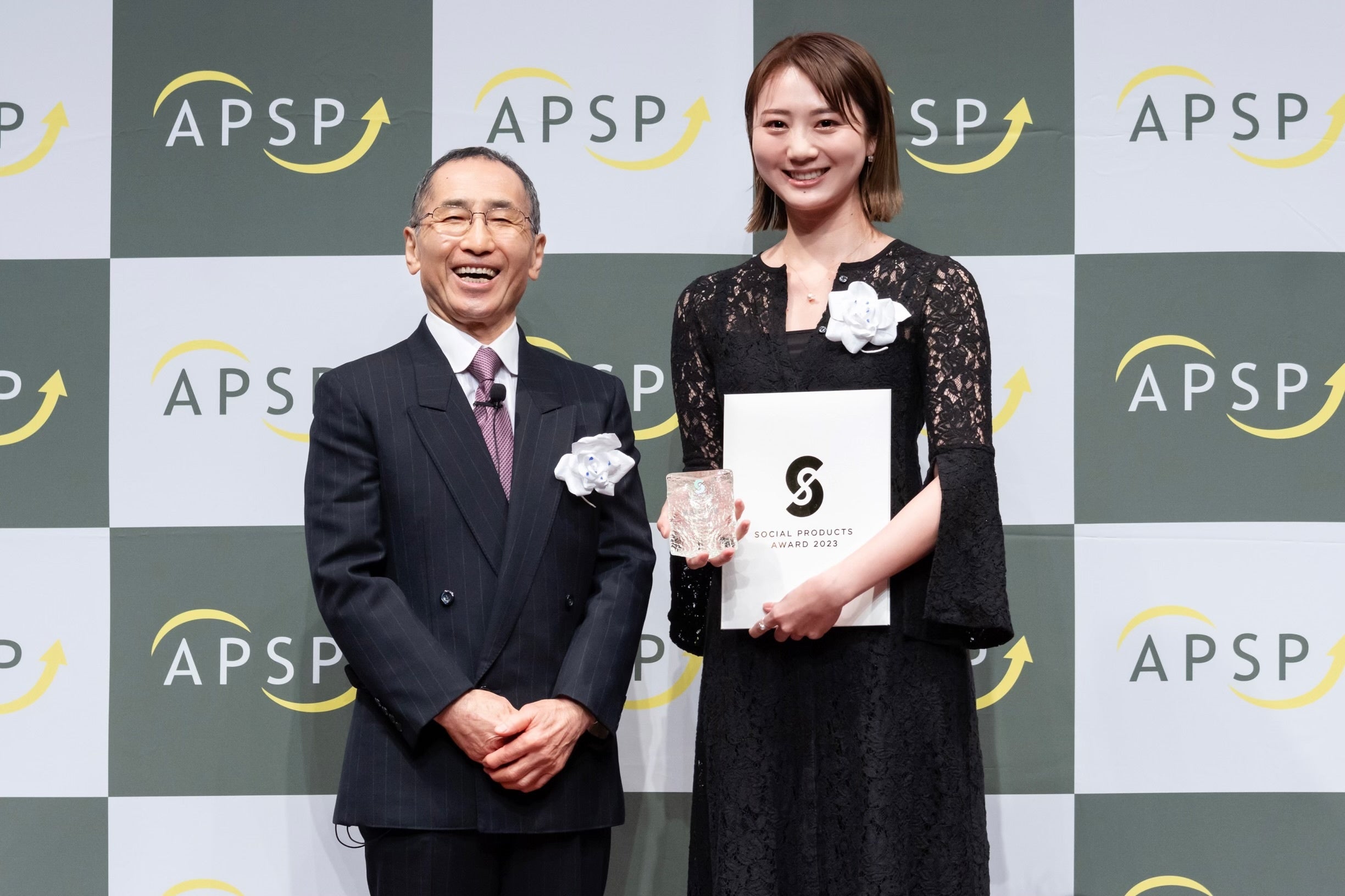 授賞式(代表：尾崎ななみ)