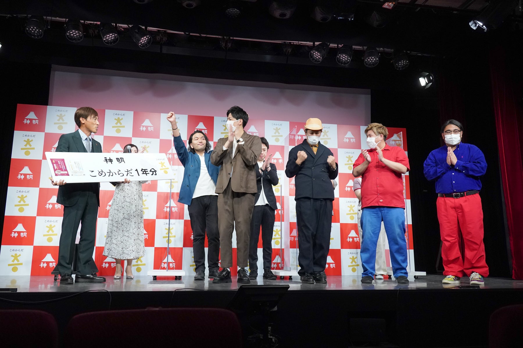 優勝チームへ「こめからだ１年分」を贈呈