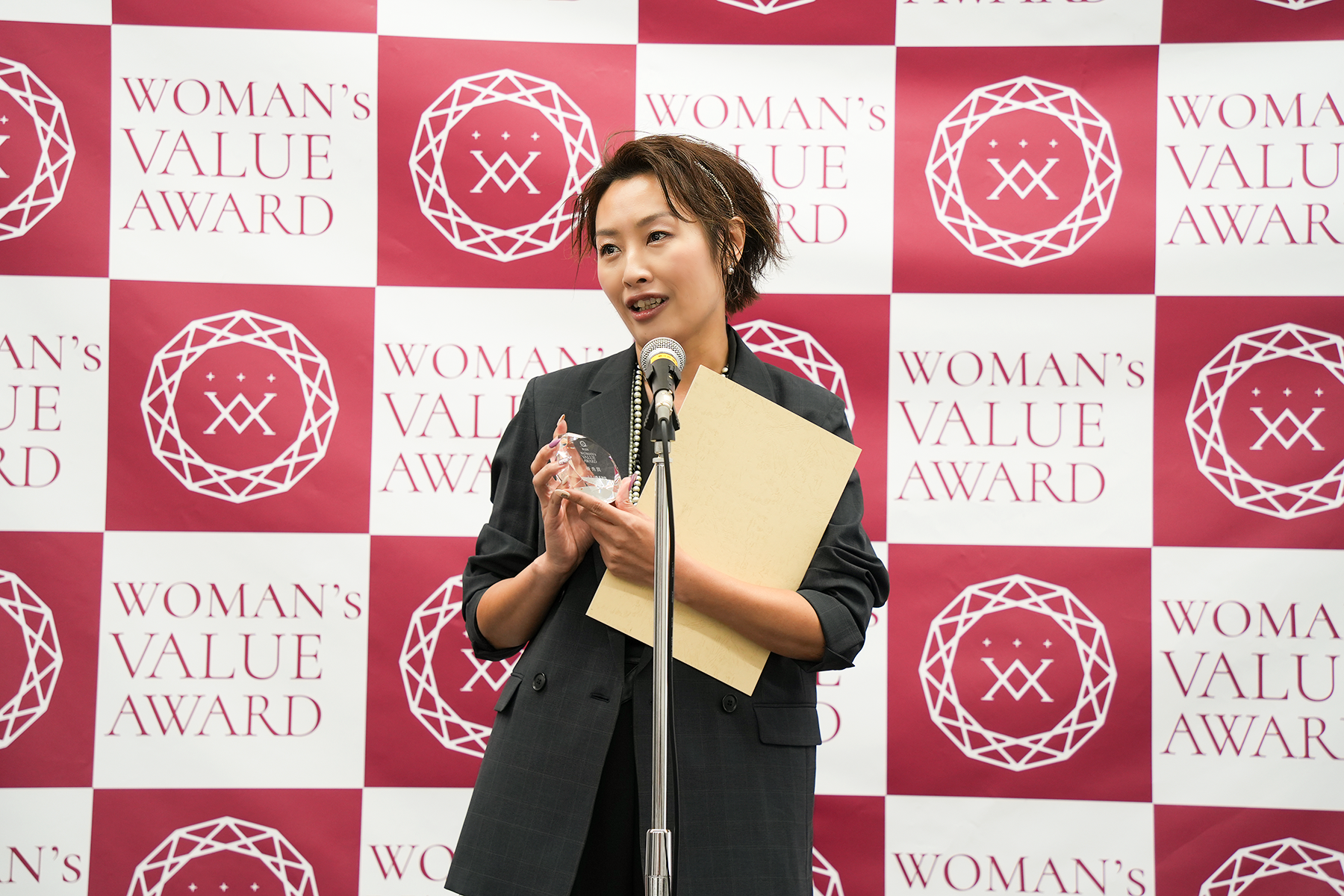 授賞式の様子（コクー株式会社　執行役員CHRO 青山 真実子）