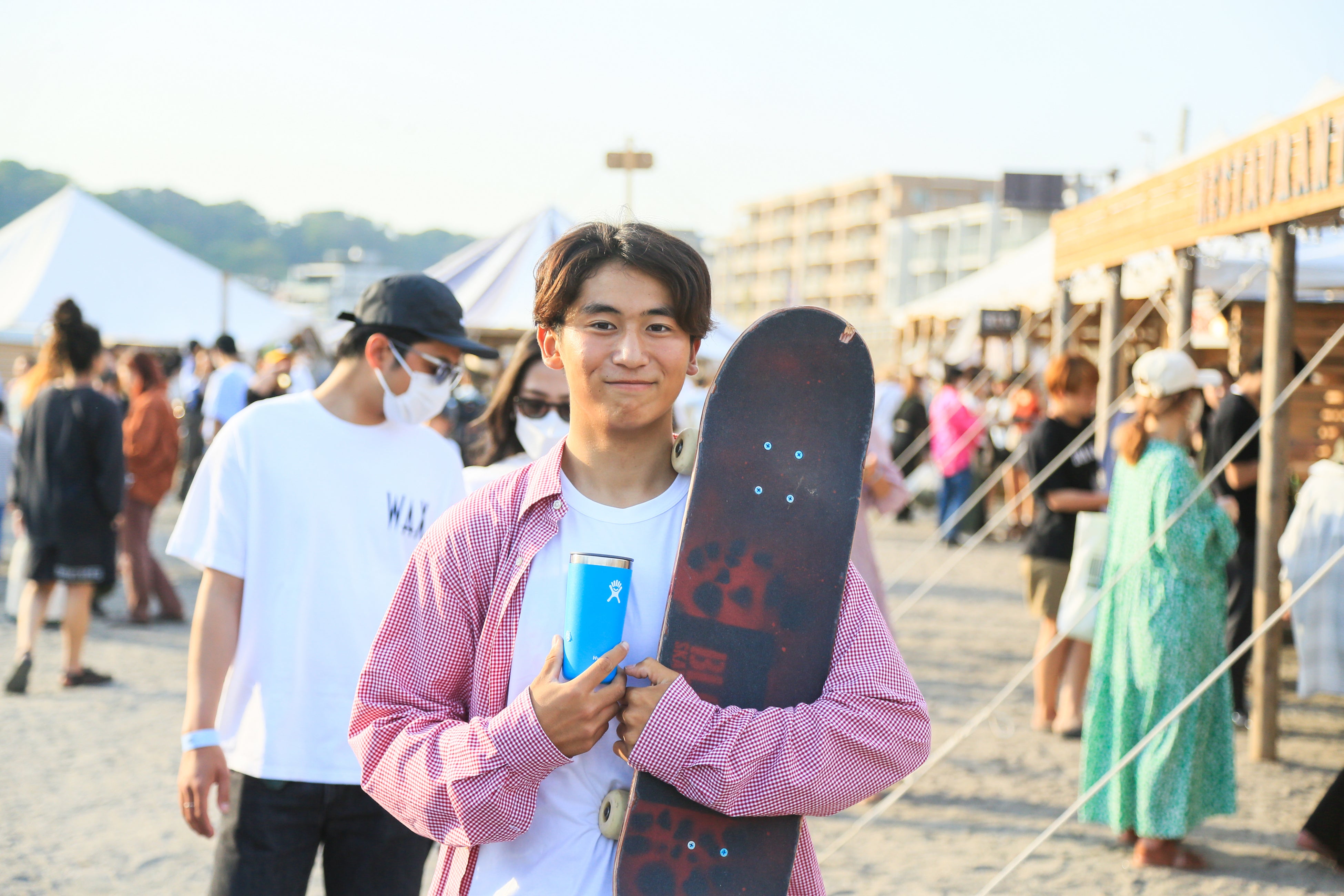 色鮮やかなボトルは海辺にぴったり