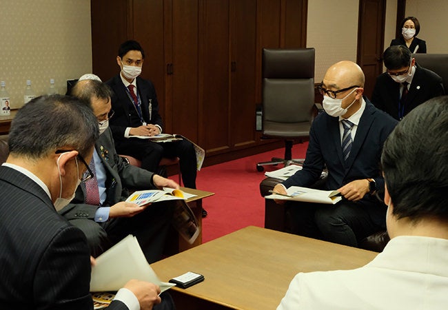 津島副大臣に説明を行う、株式会社インフォバーン・小林（右）。