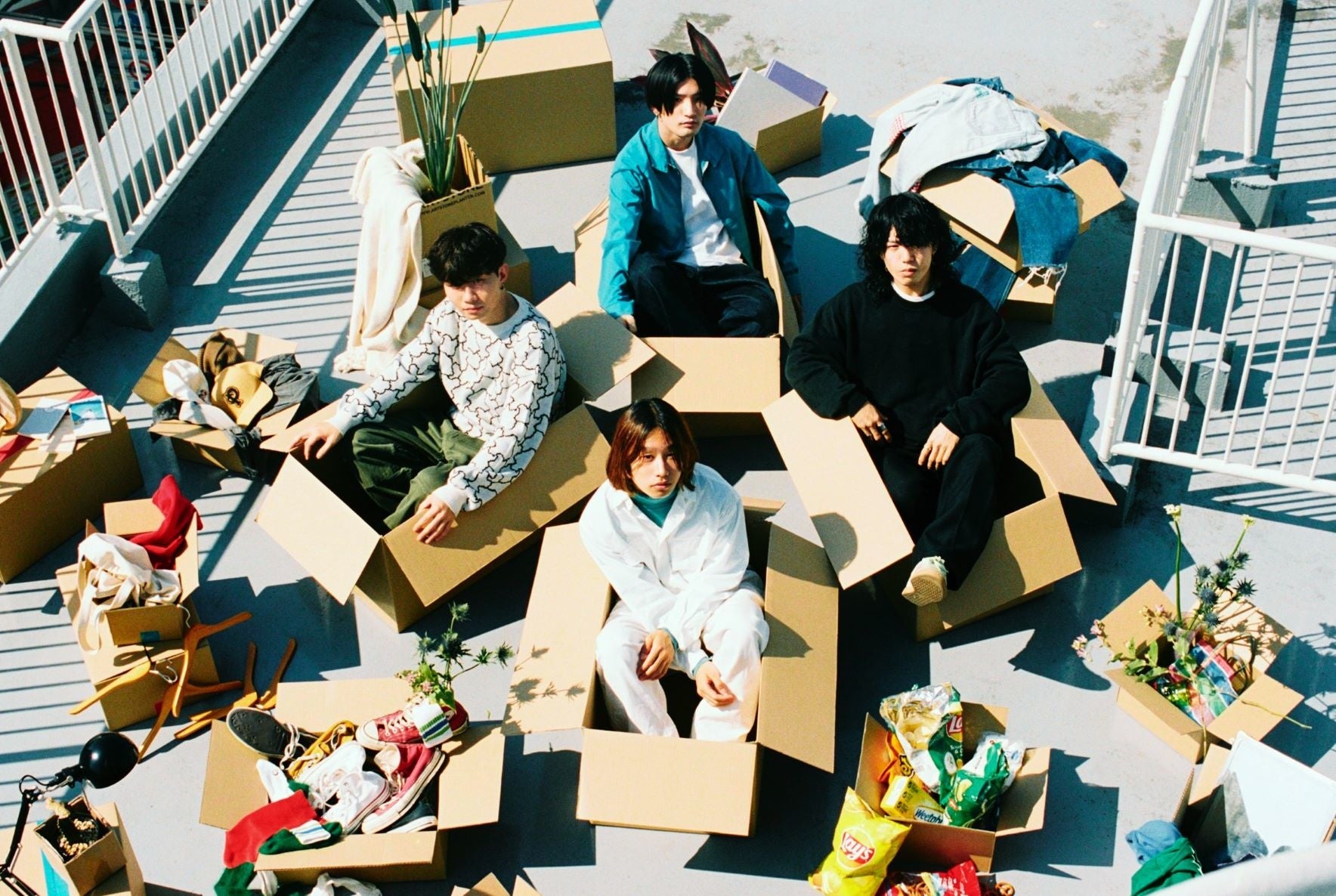 Vo.Leo Sakai(下)、Gt.Yusuke Arai (上)、Bass.Keto Murao(右)、Drums.Morikazu(左)