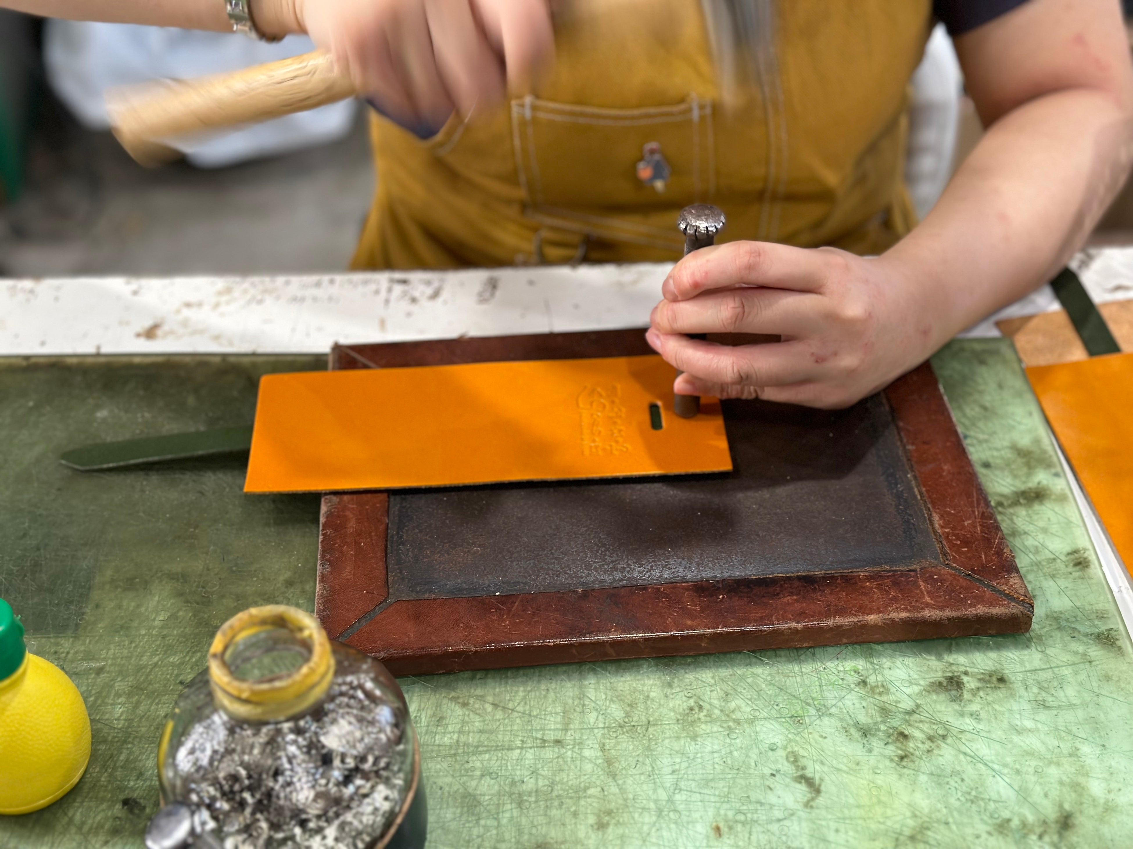 クアトロガッツの小さいふ。は一つずつ手作業